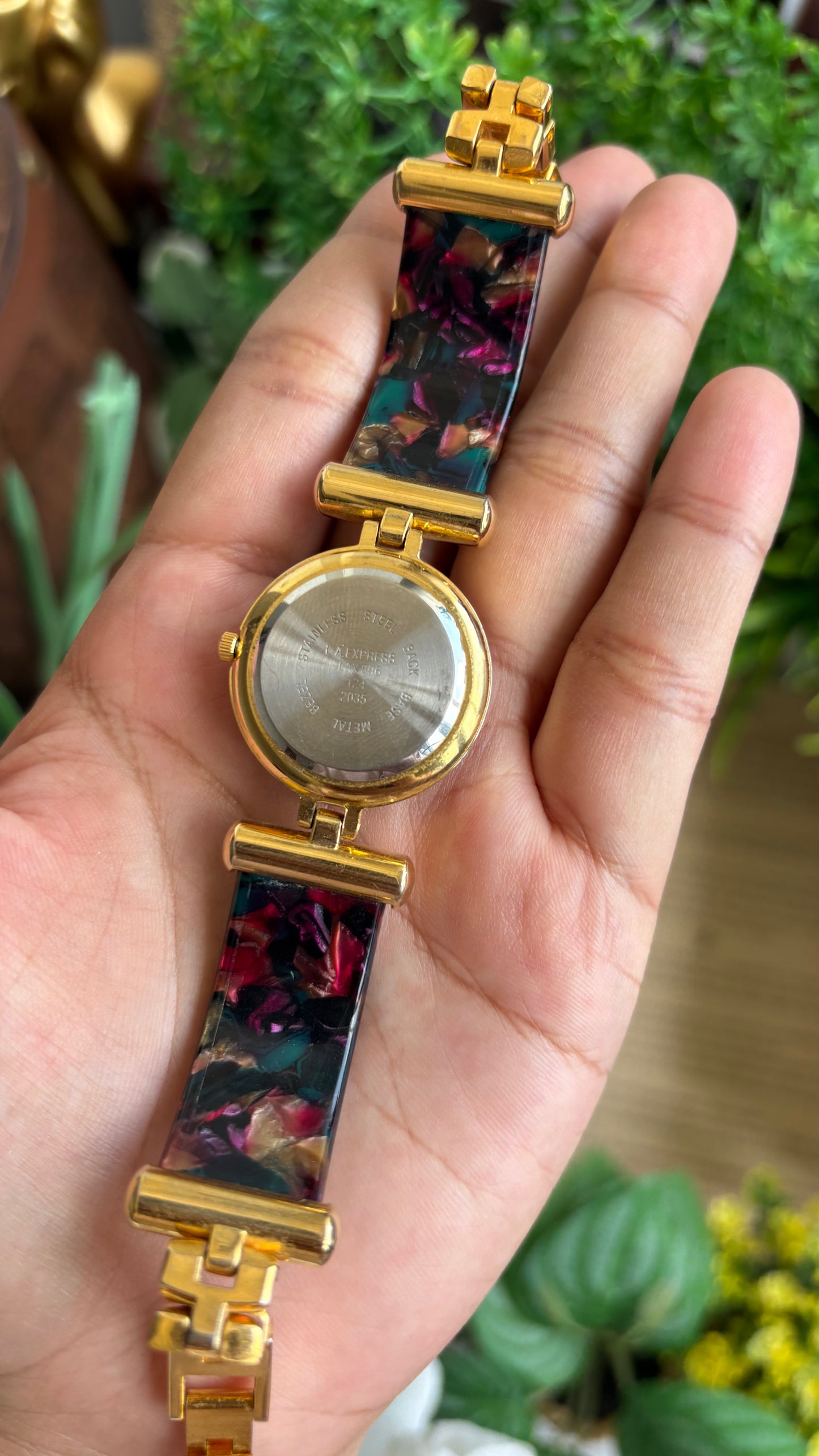 Vintage LA Express Watch in Gold Tone Unique Shell Pattern