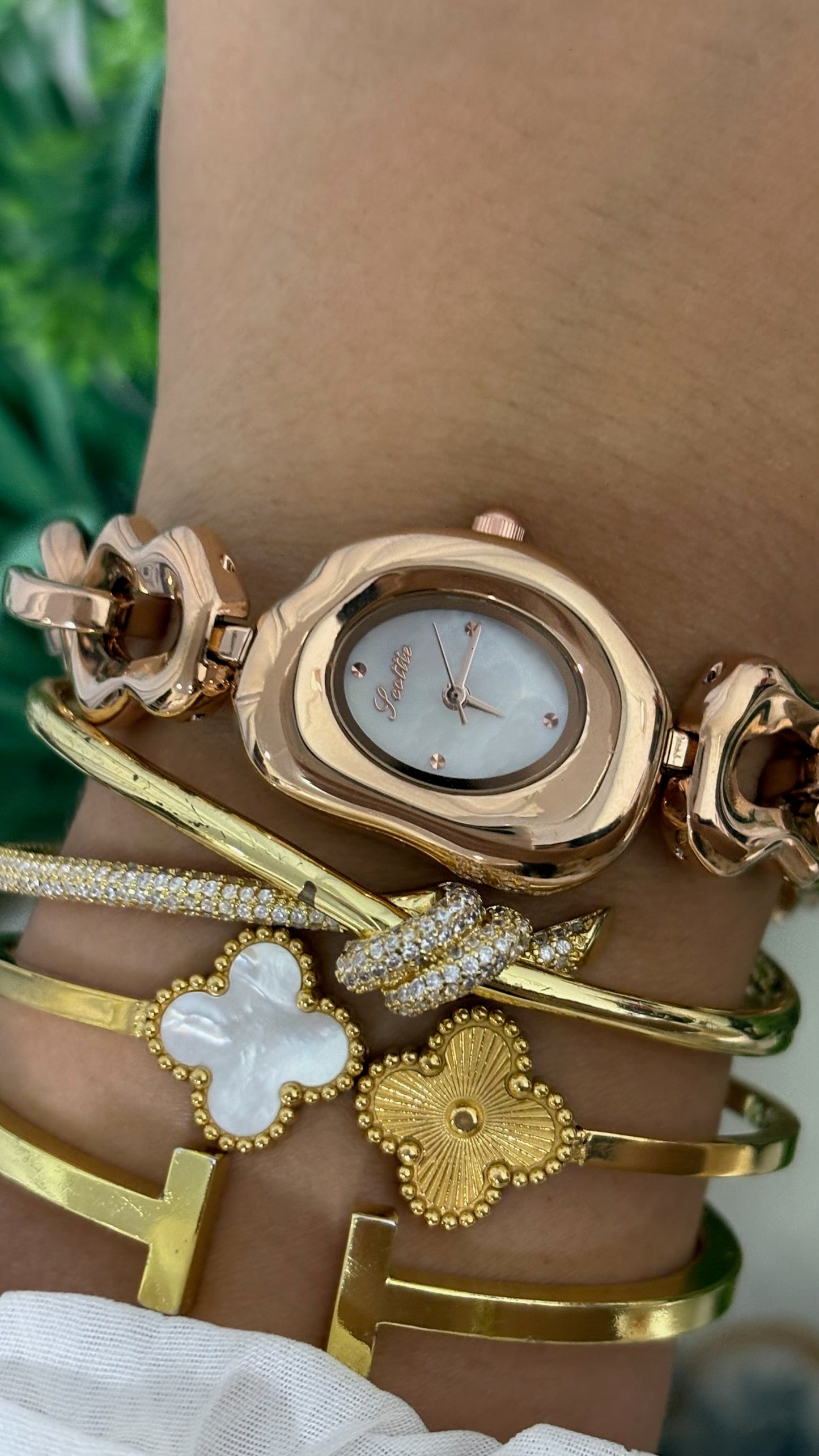 Vintage Scottie Oval Rose Gold Tone Watch with Mother of Pearl Dial and Chunky Chain Link Bracelet Quartz