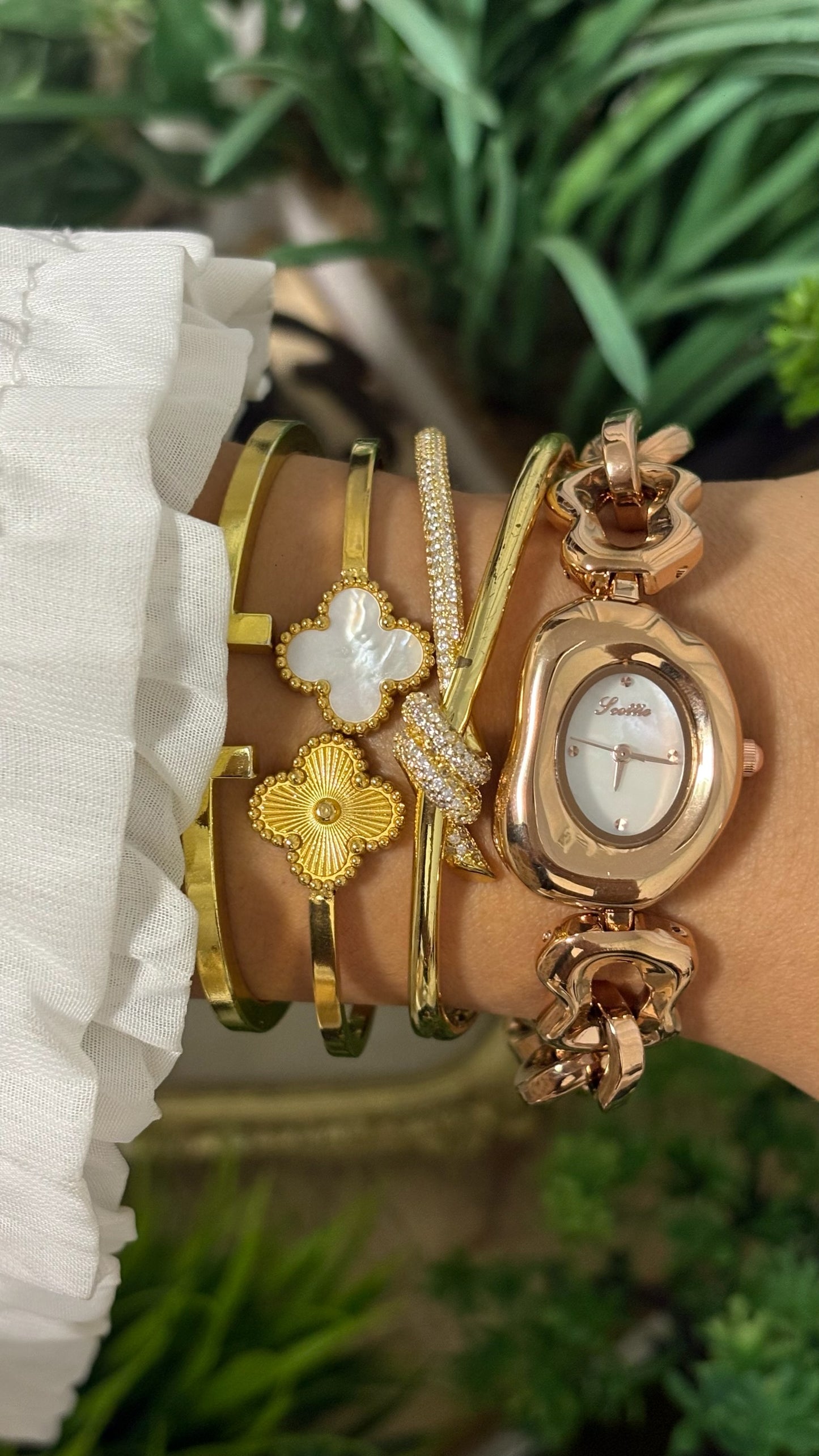 Vintage Scottie Oval Rose Gold Tone Watch with Mother of Pearl Dial and Chunky Chain Link Bracelet Quartz
