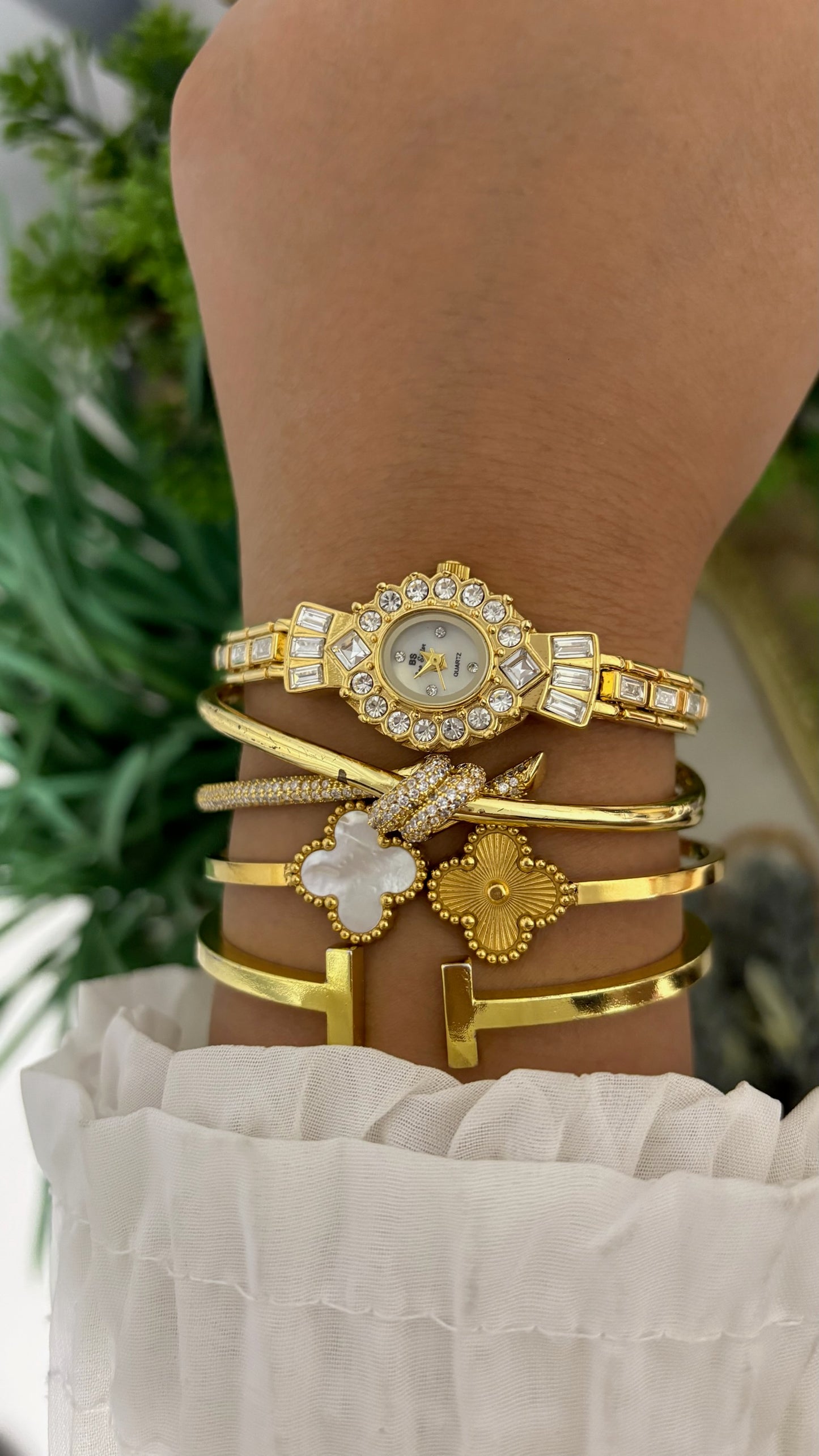 Vintage BS Bee Sister Round Watch with Crystal Flower Bezel and Gold Tone Rhinestone Bracelet Quartz