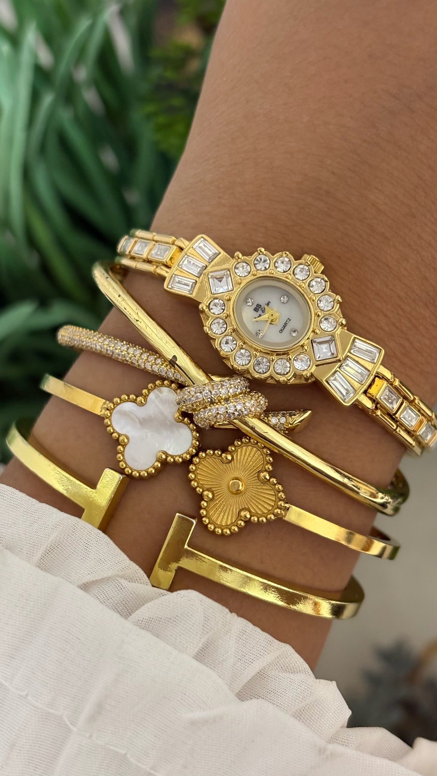 Vintage BS Bee Sister Round Watch with Crystal Flower Bezel and Gold Tone Rhinestone Bracelet Quartz