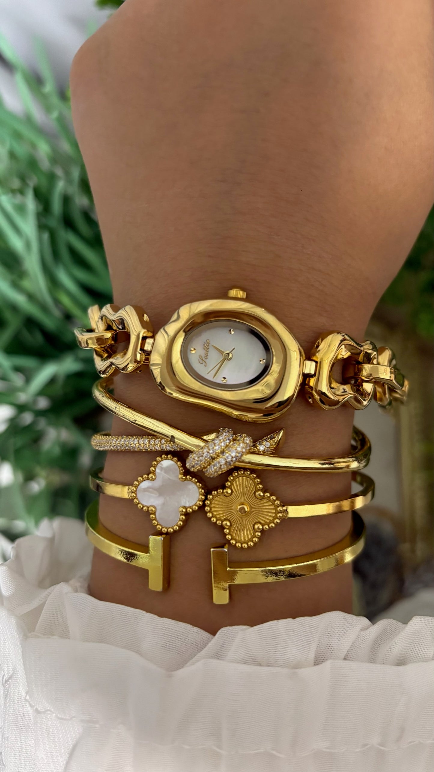 Vintage Scottie Oval Gold Tone Watch with Mother of Pearl Dial and Chunky Chain Link Bracelet Quartz