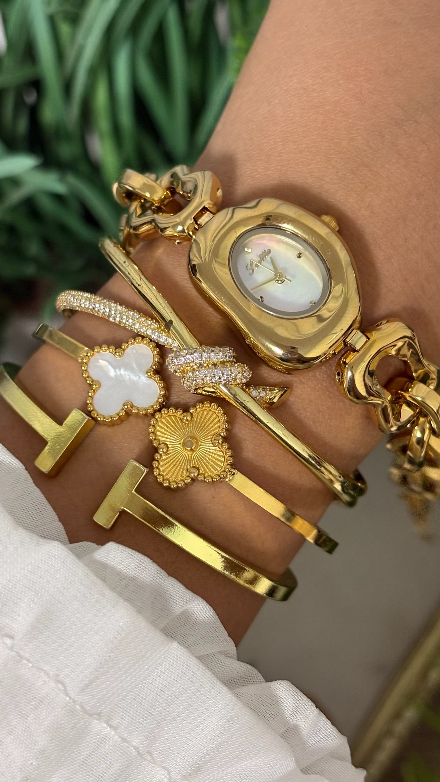Vintage Scottie Oval Gold Tone Watch with Mother of Pearl Dial and Chunky Chain Link Bracelet Quartz