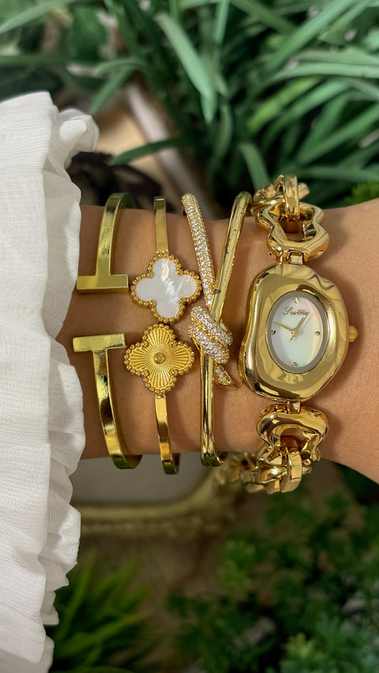 Vintage Scottie Oval Gold Tone Watch with Mother of Pearl Dial and Chunky Chain Link Bracelet Quartz