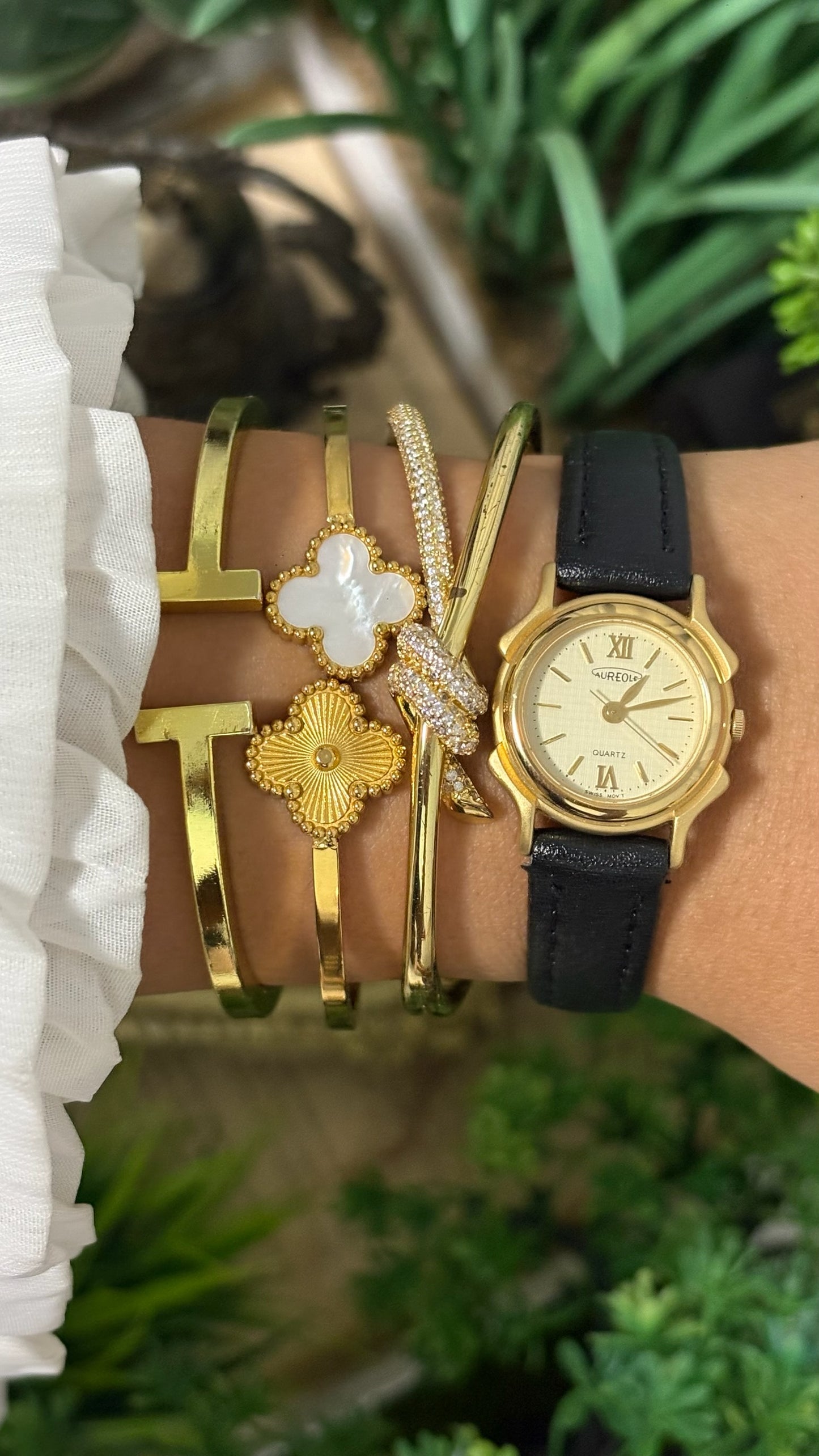 Vintage Aureole Round Watch with Champagne Dial Gold Tone Stylized Notched Case Roman Numerals at XII and VI and Smooth Slim Black Leather Strap Quartz