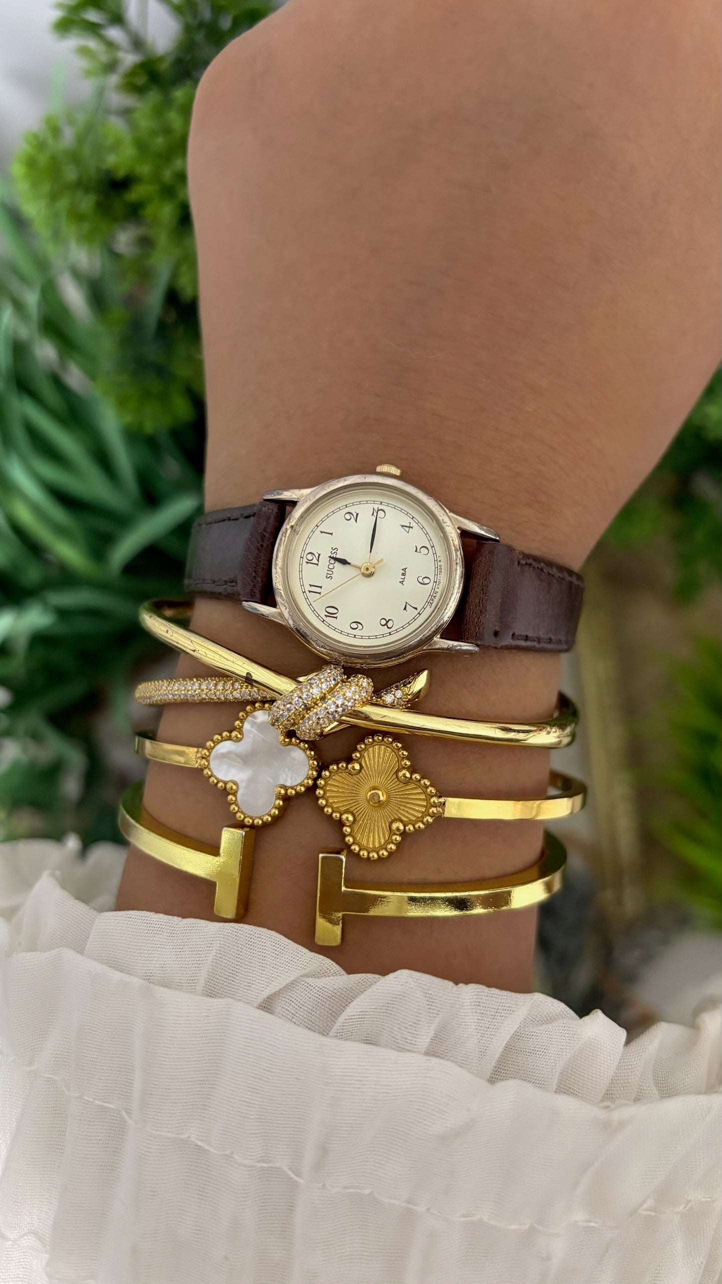 Vintage Alba Success Round Watch with Cream Dial Full Arabic Numerals Polished Silver Tone Case, and Textured Dark Brown Leather Strap Quartz