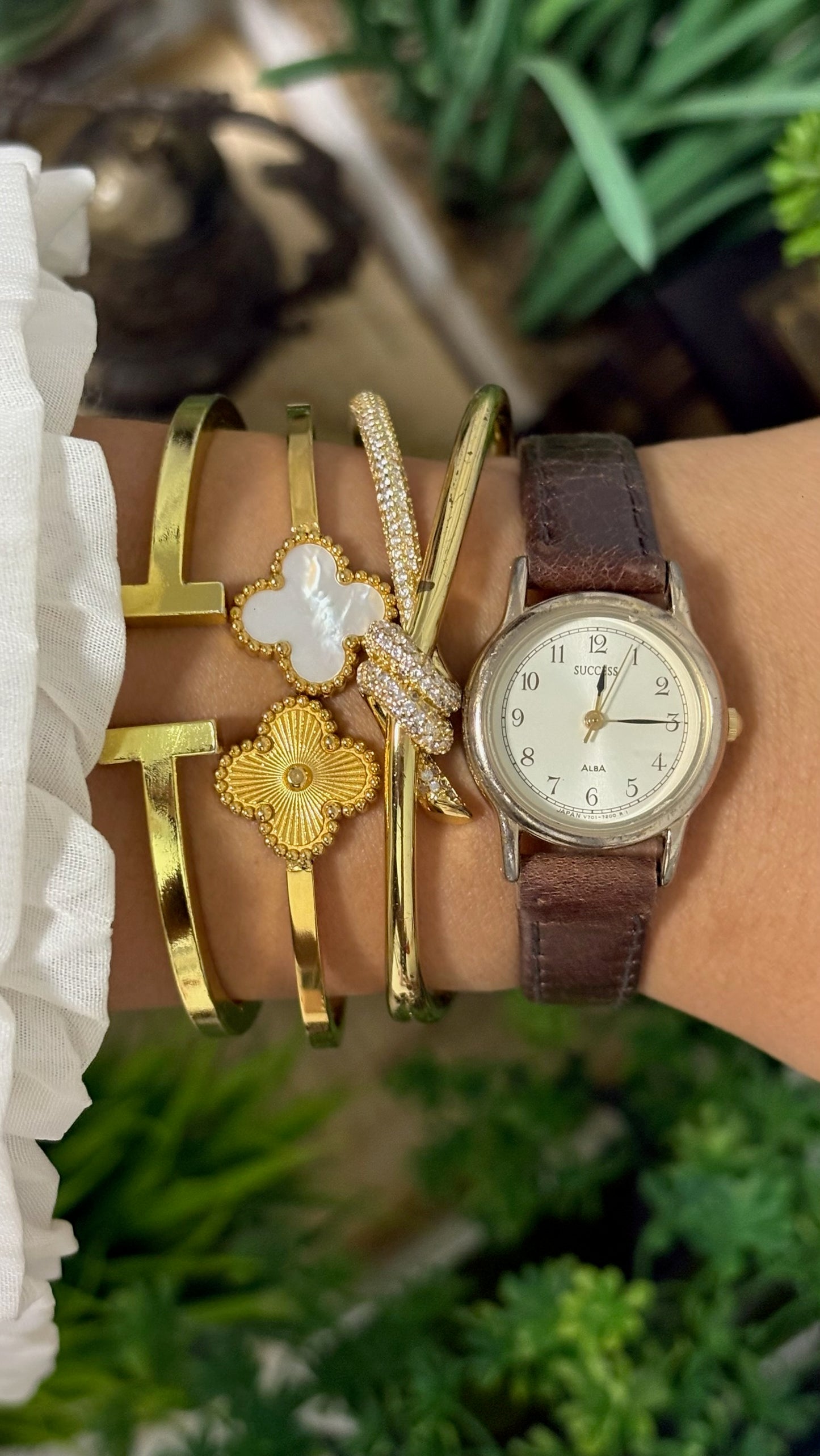 Vintage Alba Success Round Watch with Cream Dial Full Arabic Numerals Polished Silver Tone Case, and Textured Dark Brown Leather Strap Quartz