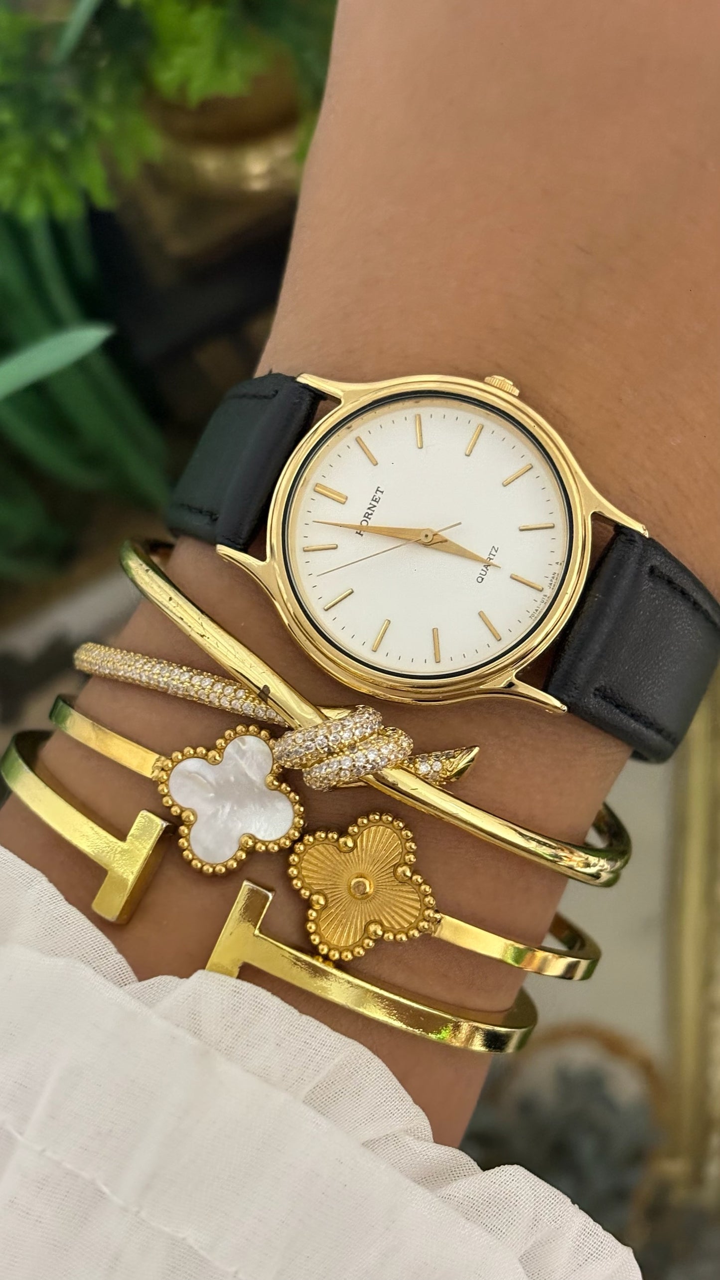 Vintage Hornet Round Watch with White Dial Minimalist Stick Markers Polished Gold Tone Case and Smooth Black Leather Strap Quartz