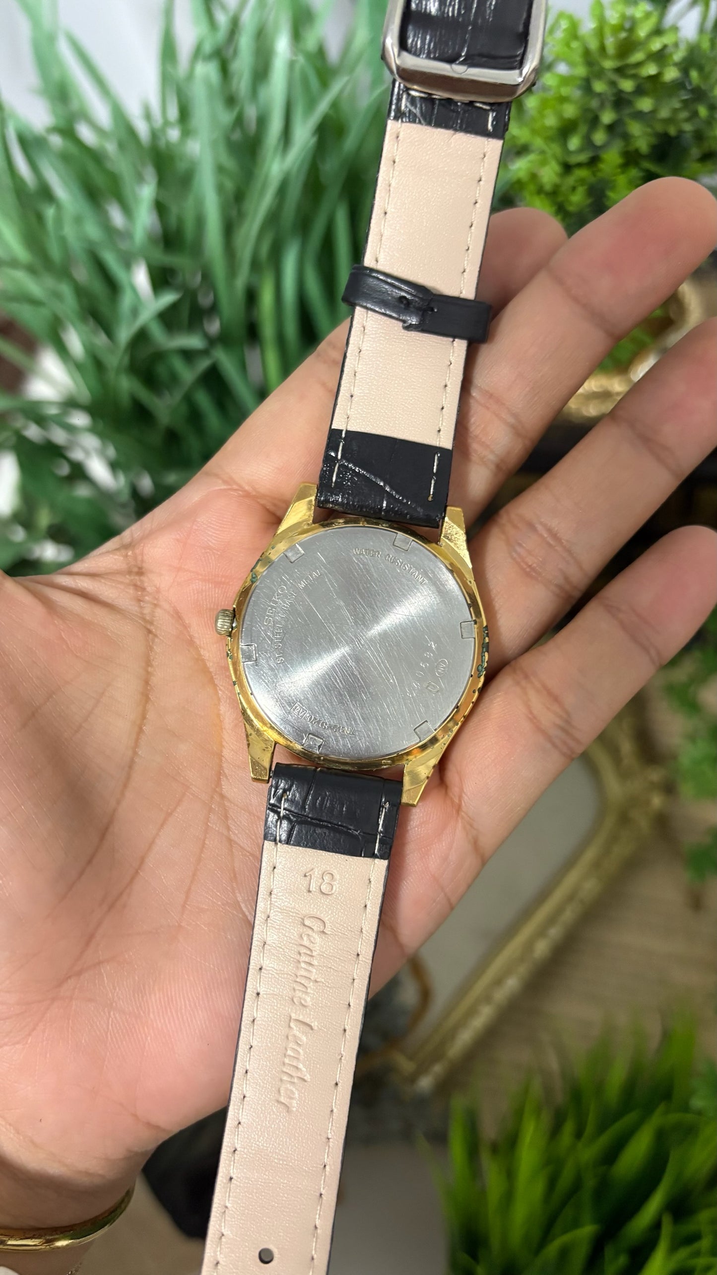 Vintage Seiko Spirit Mens Round Watch with Champagne Dial Full Arabic Numerals Date Window Polished Gold Tone Case and Black Croc Embossed Leather Strap Quartz