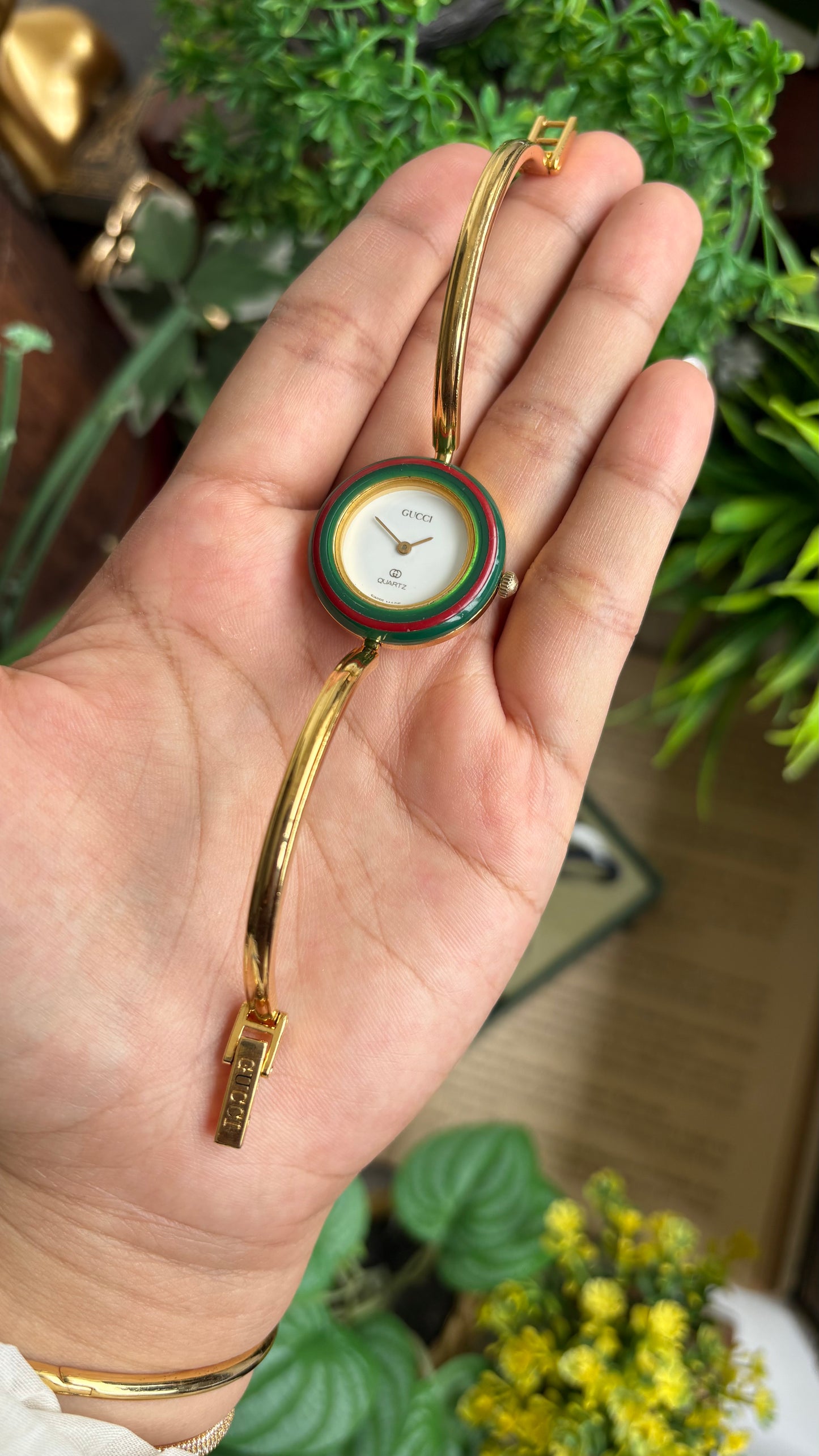 Vintage Gucci 1100L Interchangeable Bezel Set Bangle Watch in Gold Tone