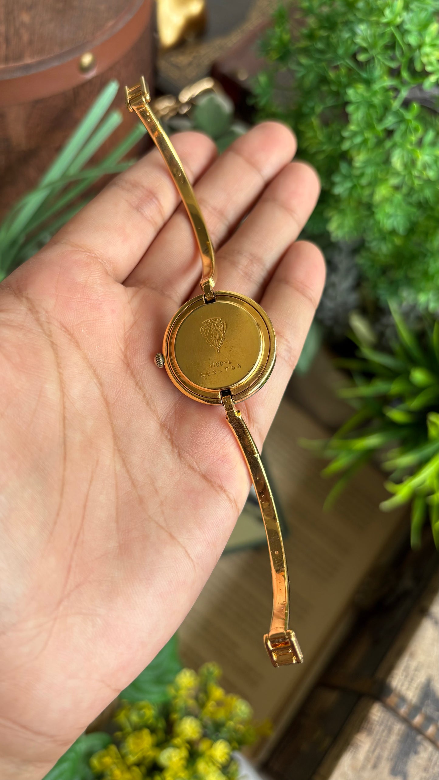 Vintage Gucci 1100L Interchangeable Bezel Set Bangle Watch in Gold Tone