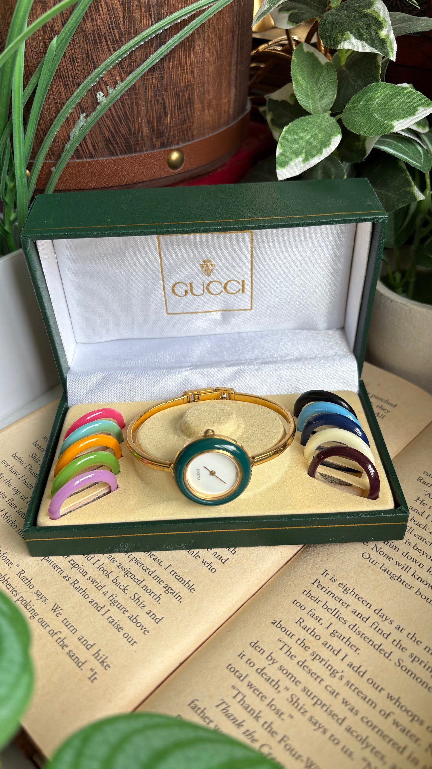 Vintage Gucci 1100L Interchangeable Bezel Set Bangle Watch in Gold Tone