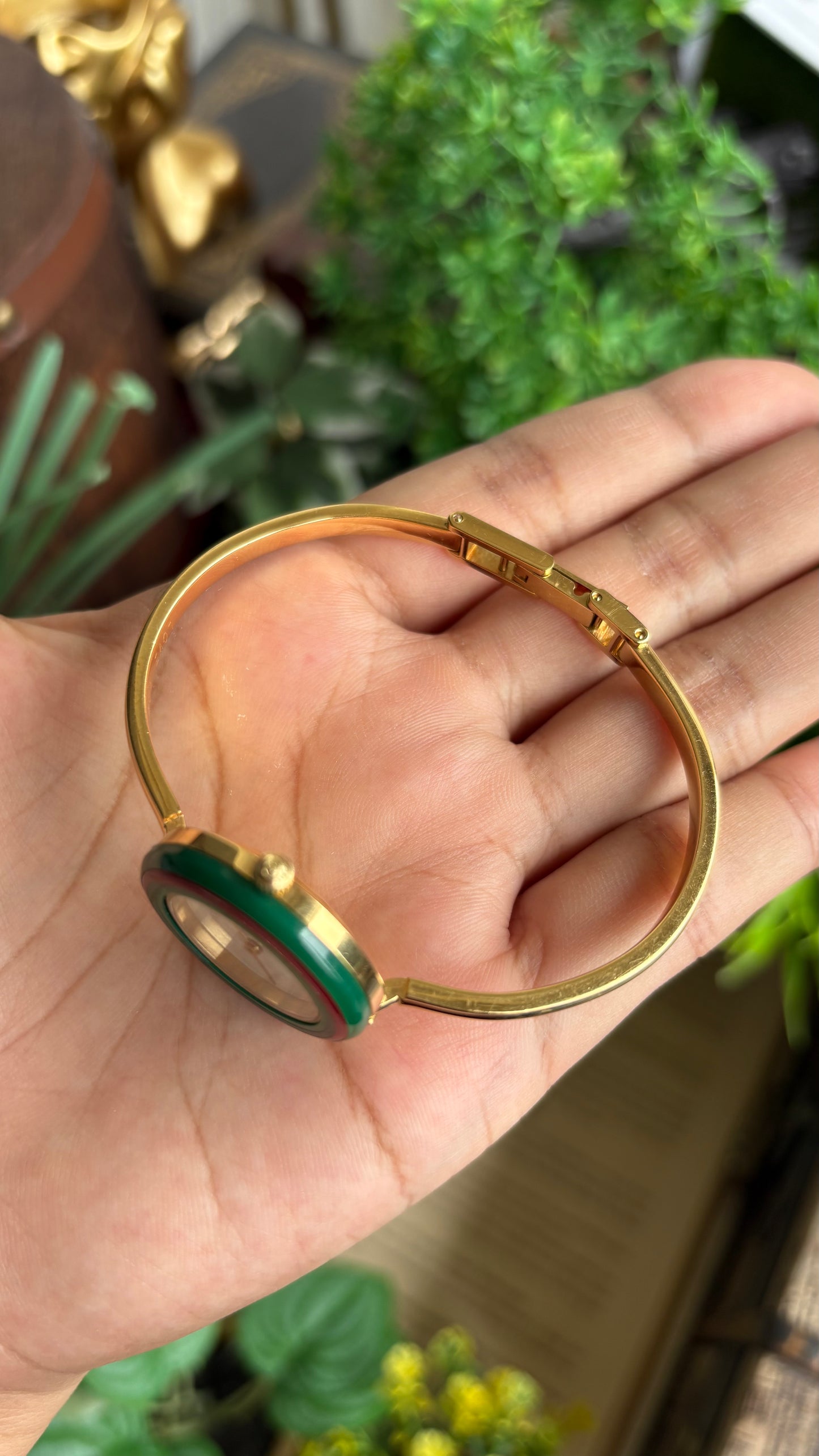Vintage Gucci 1100L Interchangeable Bezel Set Bangle Watch in Gold Tone