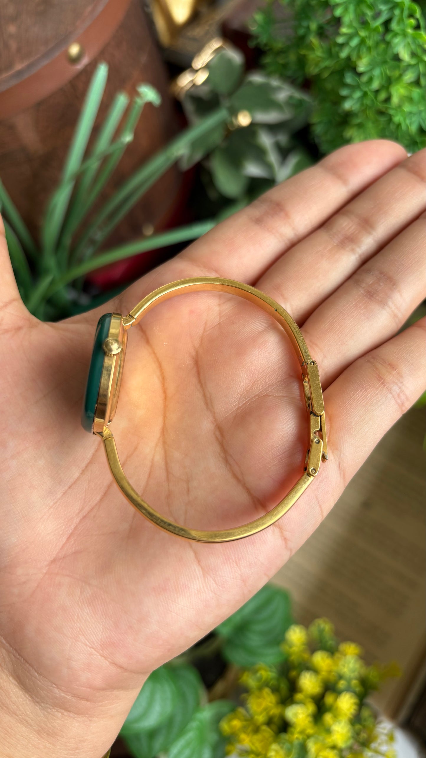 Vintage Gucci 1100L Interchangeable Bezel Set Bangle Watch in Gold Tone