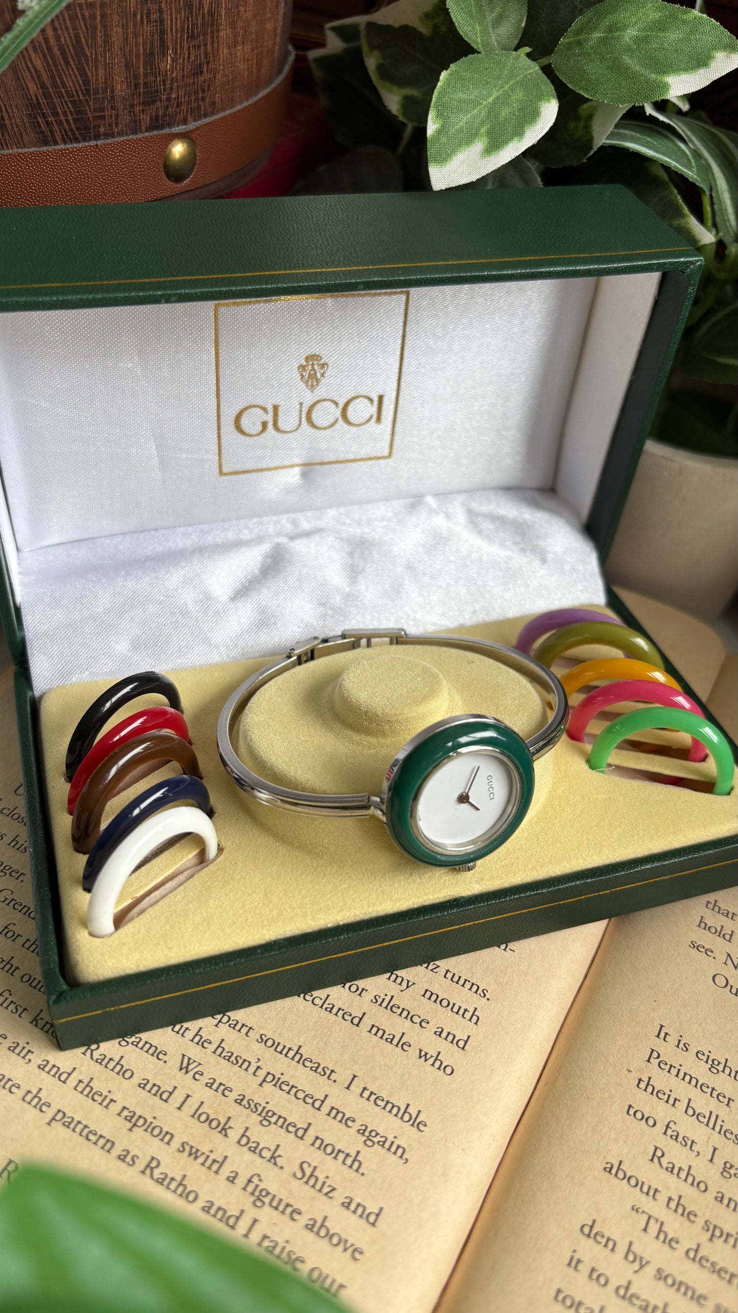 Vintage Gucci 1100L Interchangeable Bezel Set Bangle Watch in Silver Tone