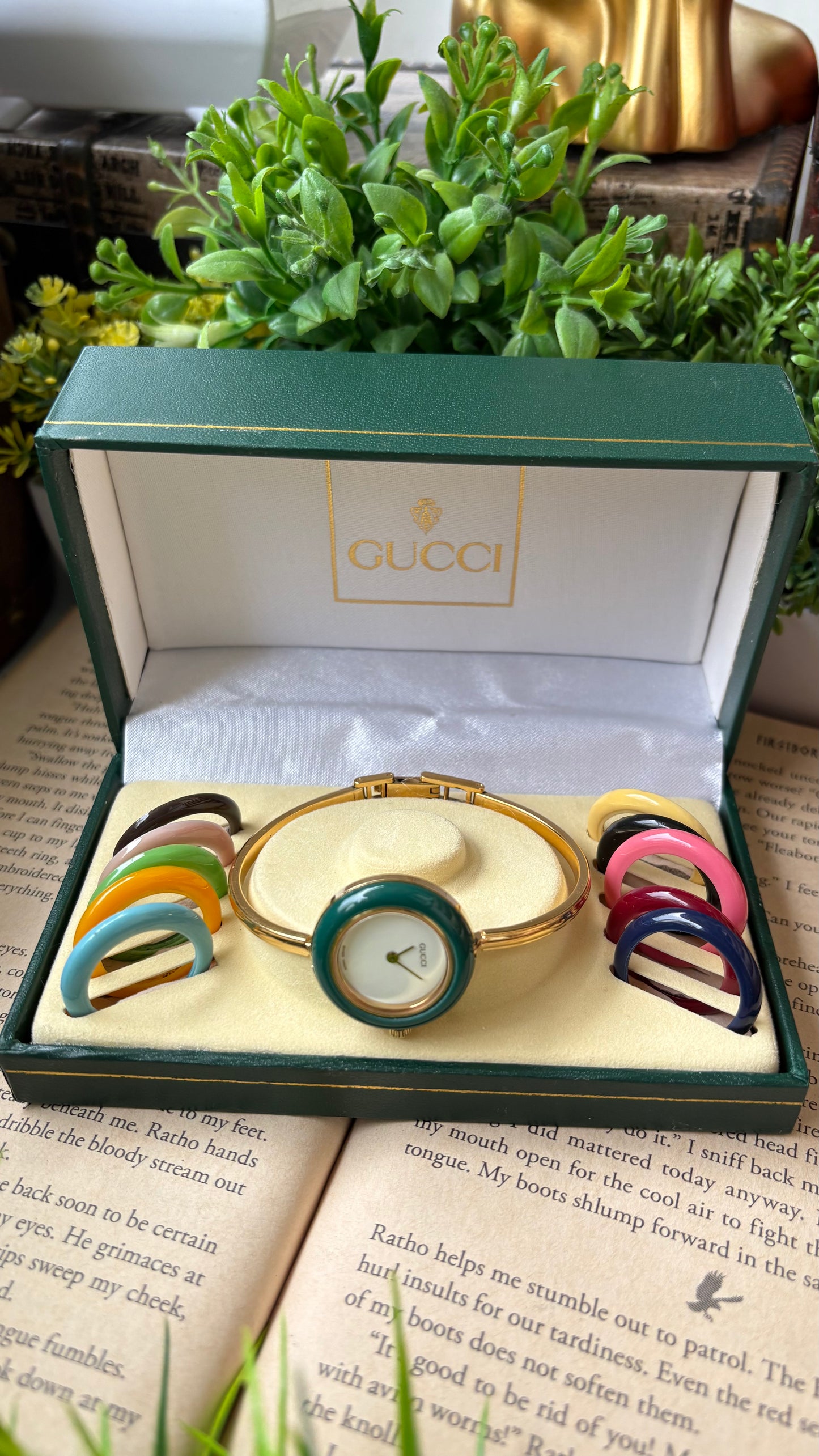 Extremely Rare Vintage Gucci 1100L Interchangeable Bezel Set Bangle Watch in Gold Tone