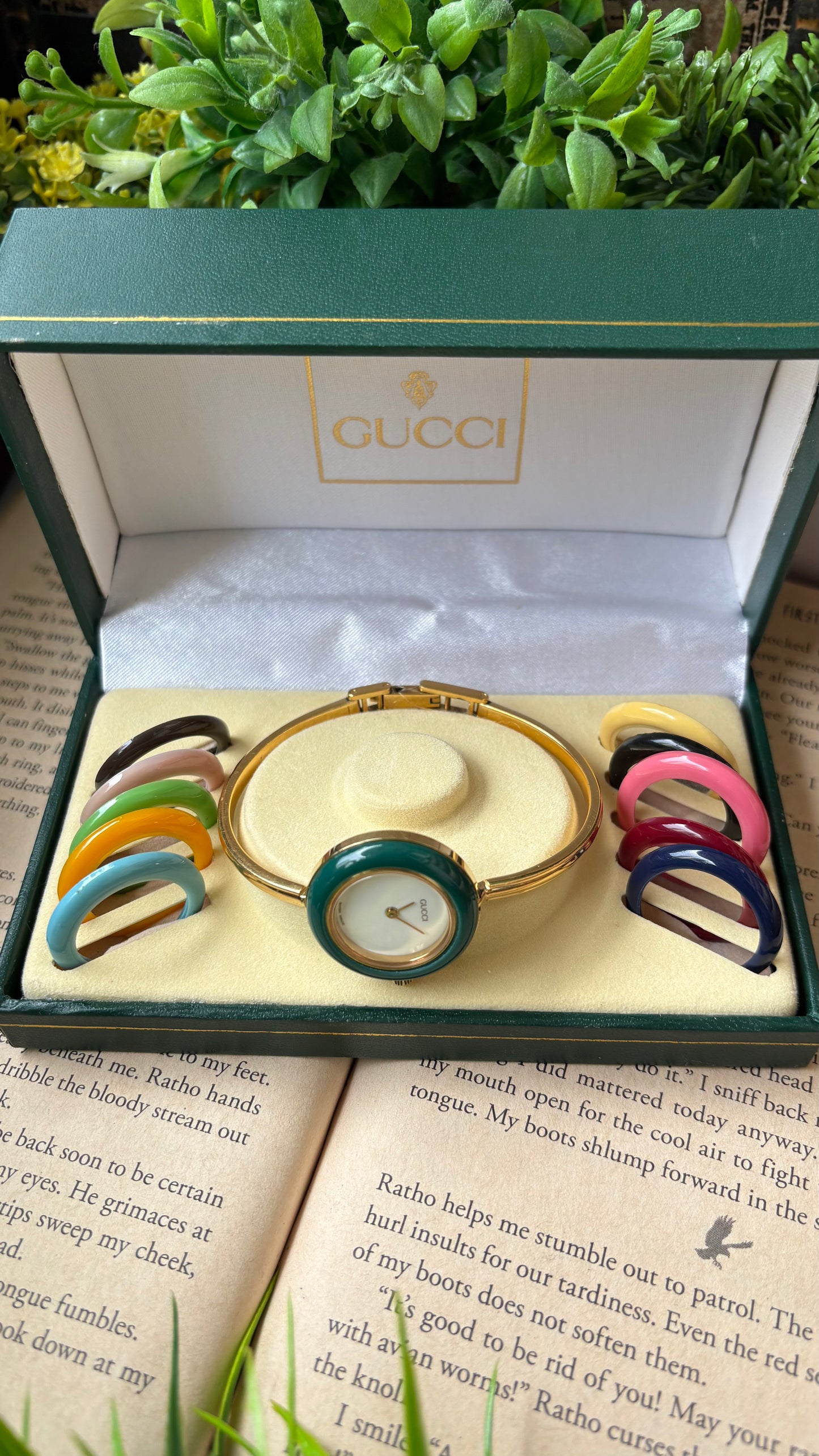 Extremely Rare Vintage Gucci 1100L Interchangeable Bezel Set Bangle Watch in Gold Tone