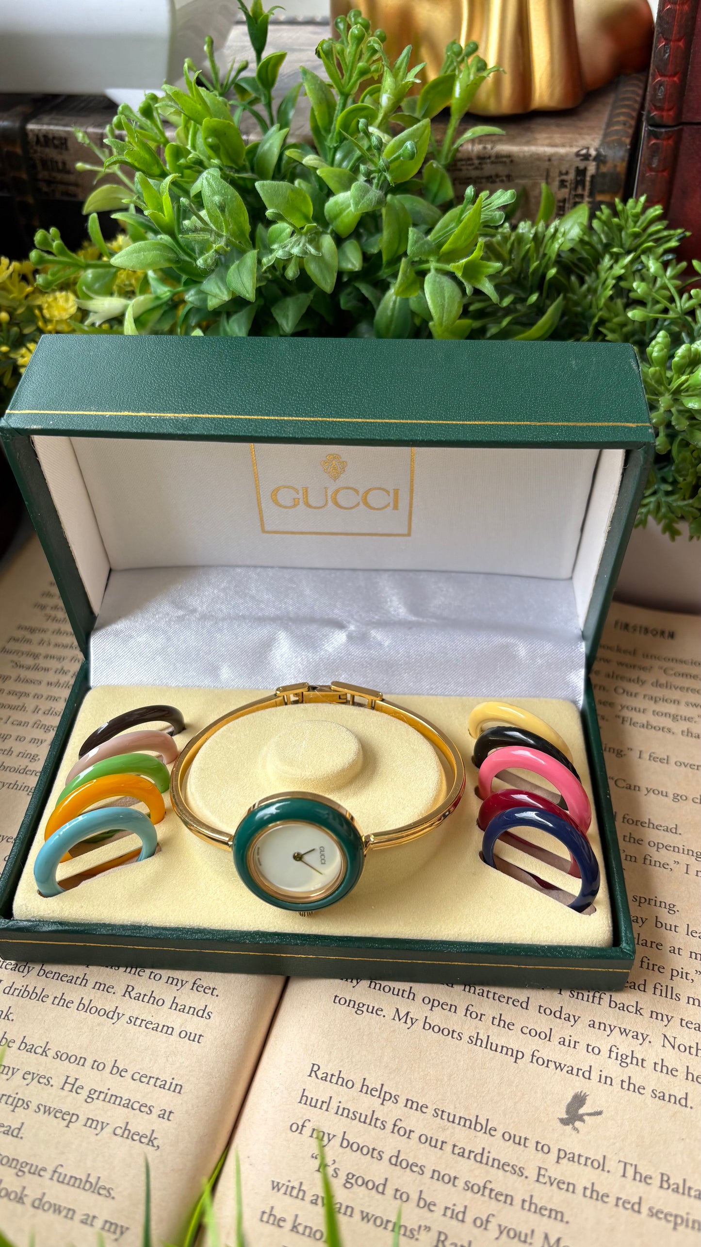 Extremely Rare Vintage Gucci 1100L Interchangeable Bezel Set Bangle Watch in Gold Tone
