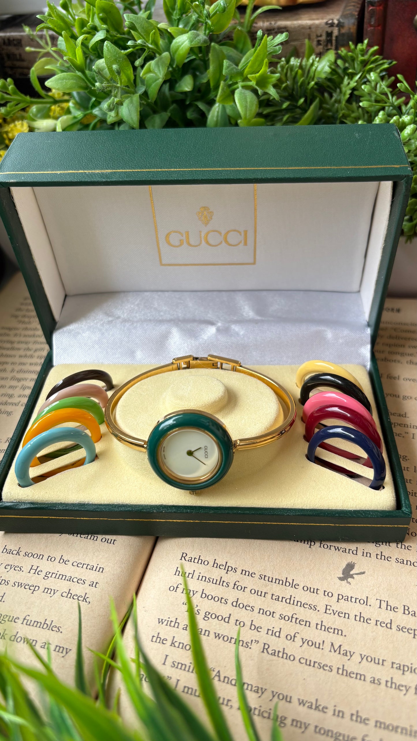 Extremely Rare Vintage Gucci 1100L Interchangeable Bezel Set Bangle Watch in Gold Tone