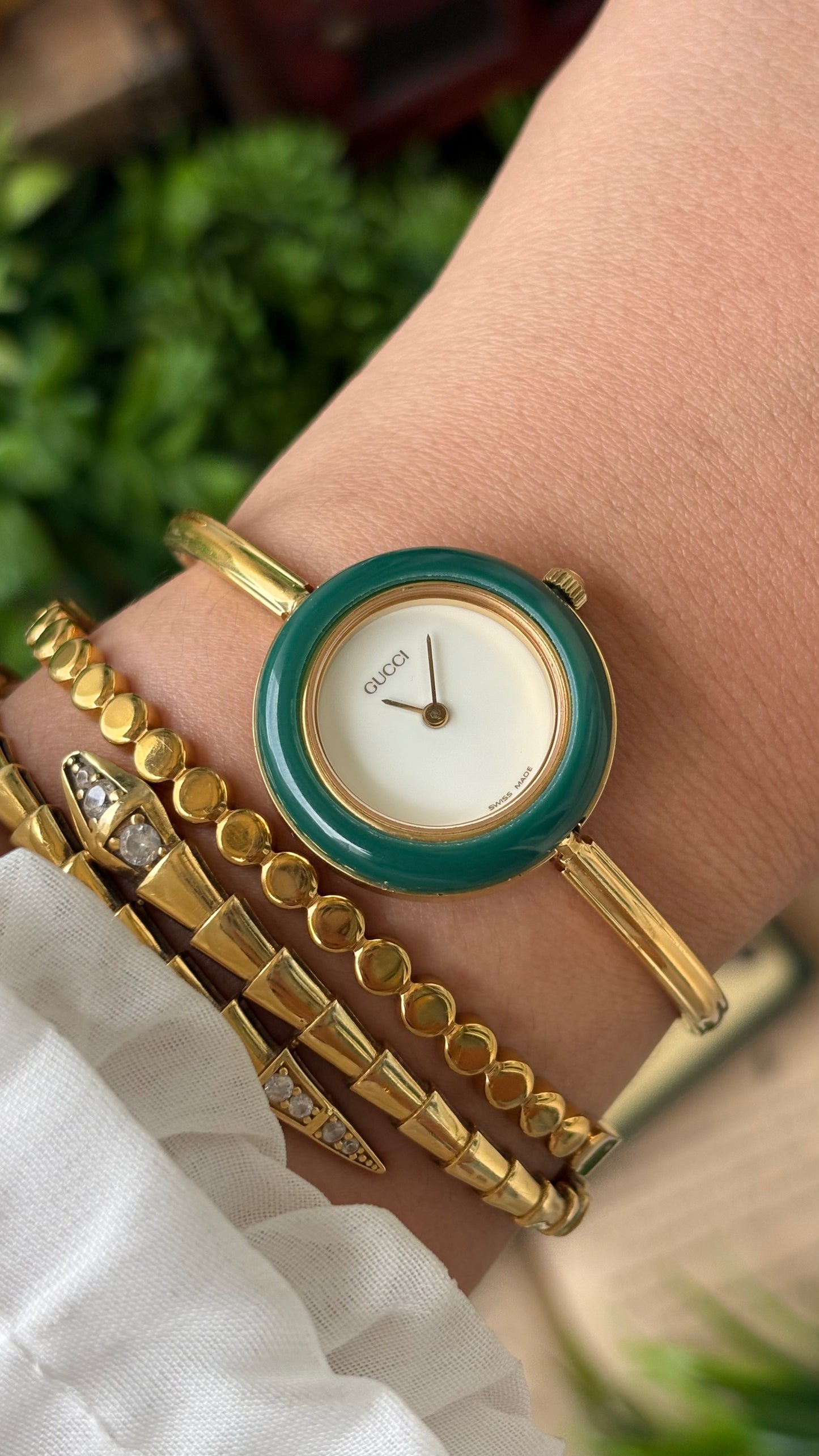 Extremely Rare Vintage Gucci 1100L Interchangeable Bezel Set Bangle Watch in Gold Tone