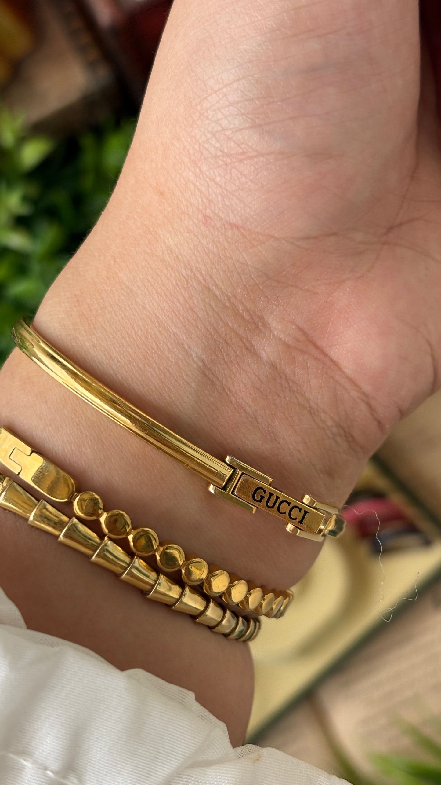 Extremely Rare Vintage Gucci 1100L Interchangeable Bezel Set Bangle Watch in Gold Tone