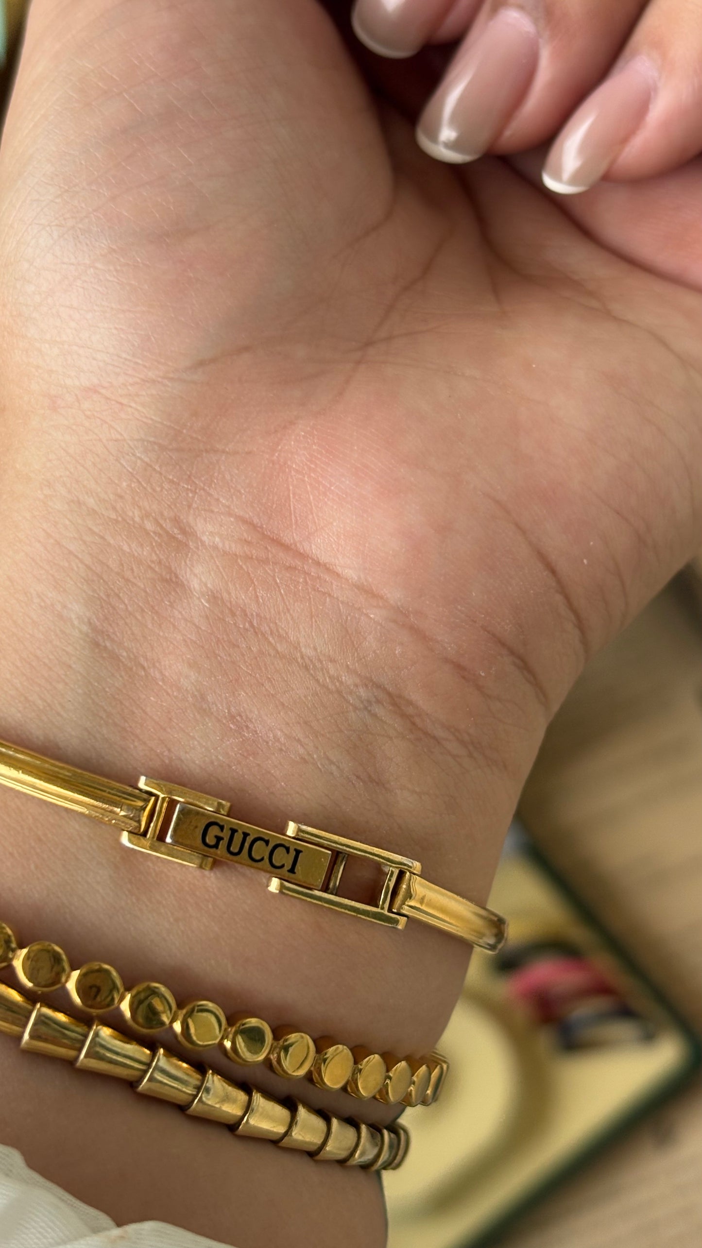 Extremely Rare Vintage Gucci 1100L Interchangeable Bezel Set Bangle Watch in Gold Tone