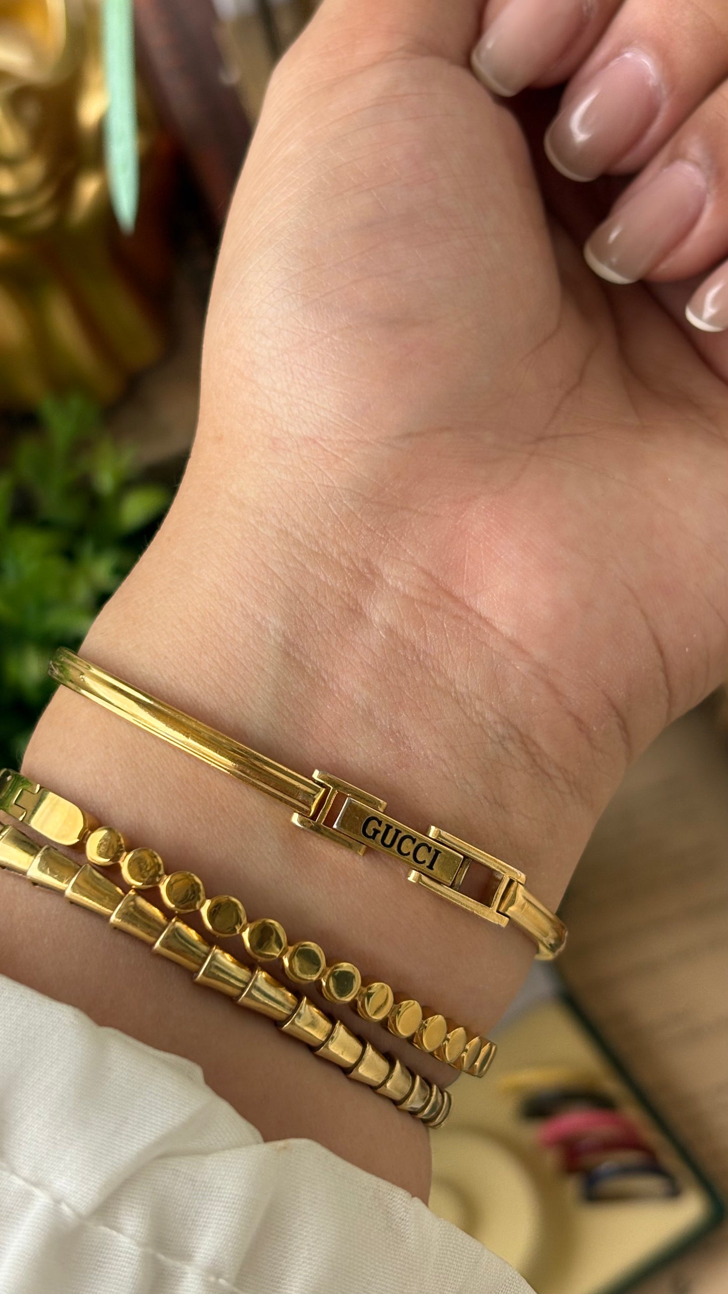 Extremely Rare Vintage Gucci 1100L Interchangeable Bezel Set Bangle Watch in Gold Tone