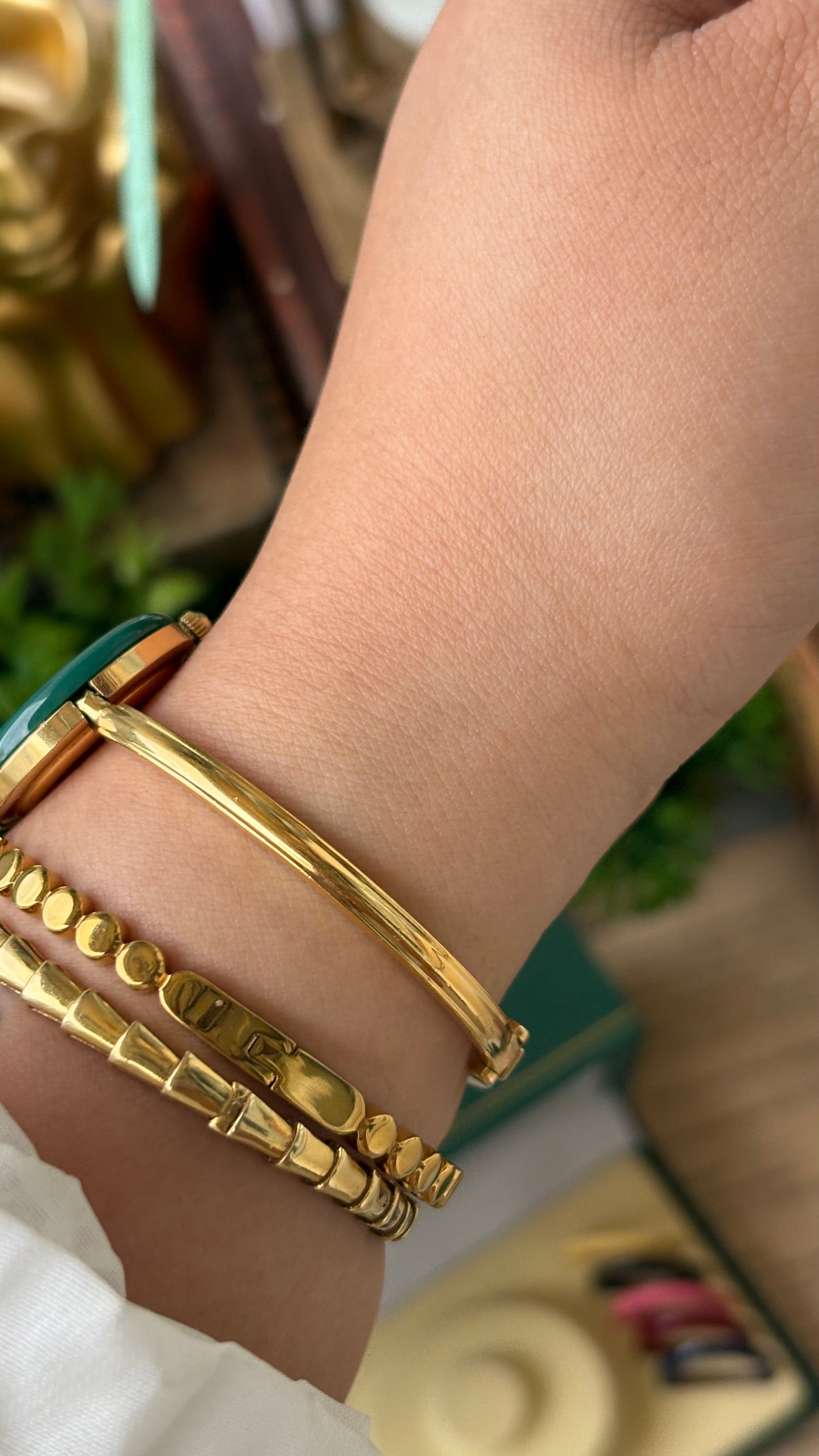 Extremely Rare Vintage Gucci 1100L Interchangeable Bezel Set Bangle Watch in Gold Tone