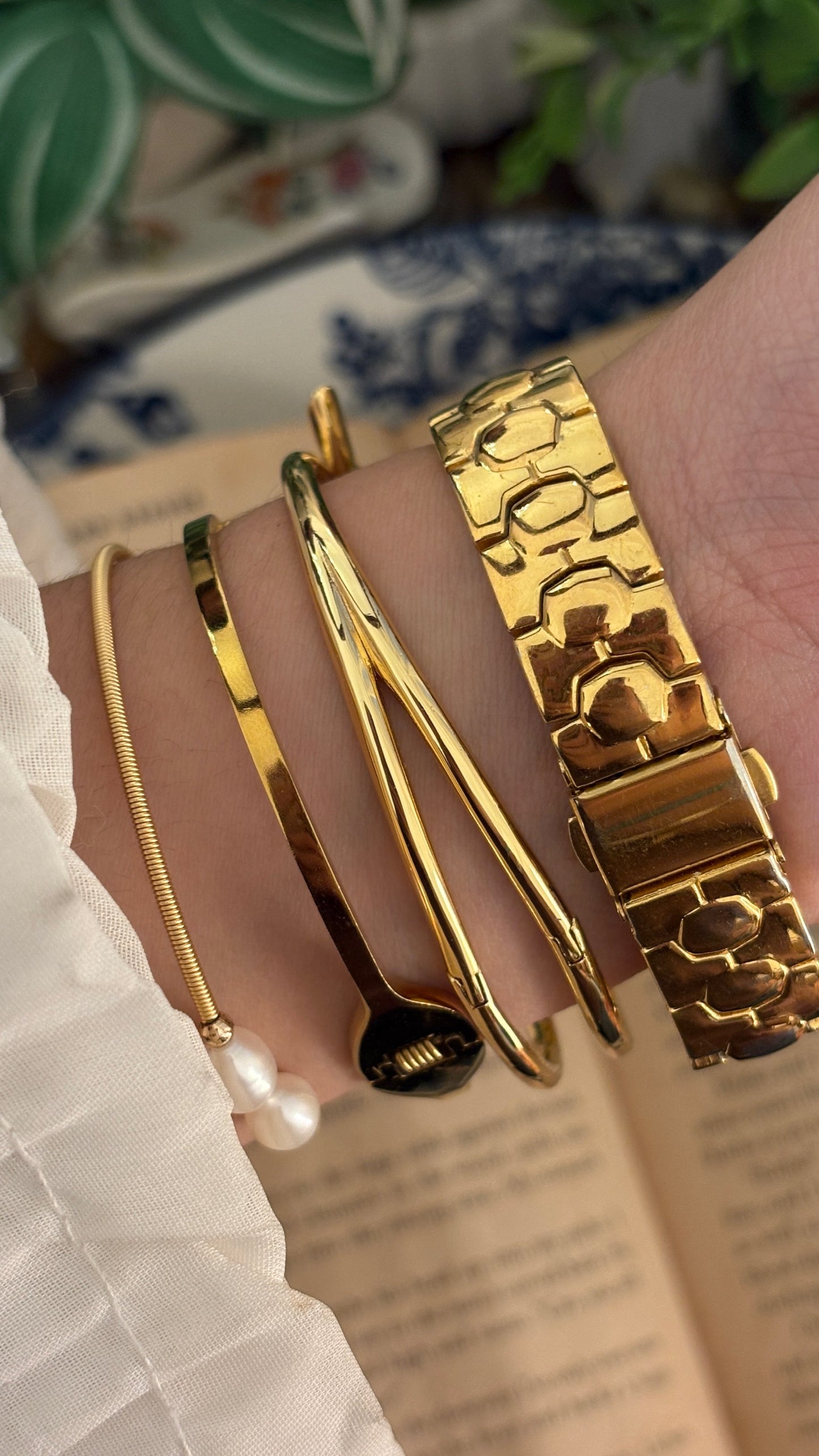 Vintage Precision by Gruen Black Dial Classic Watch in Gold Tone Quartz