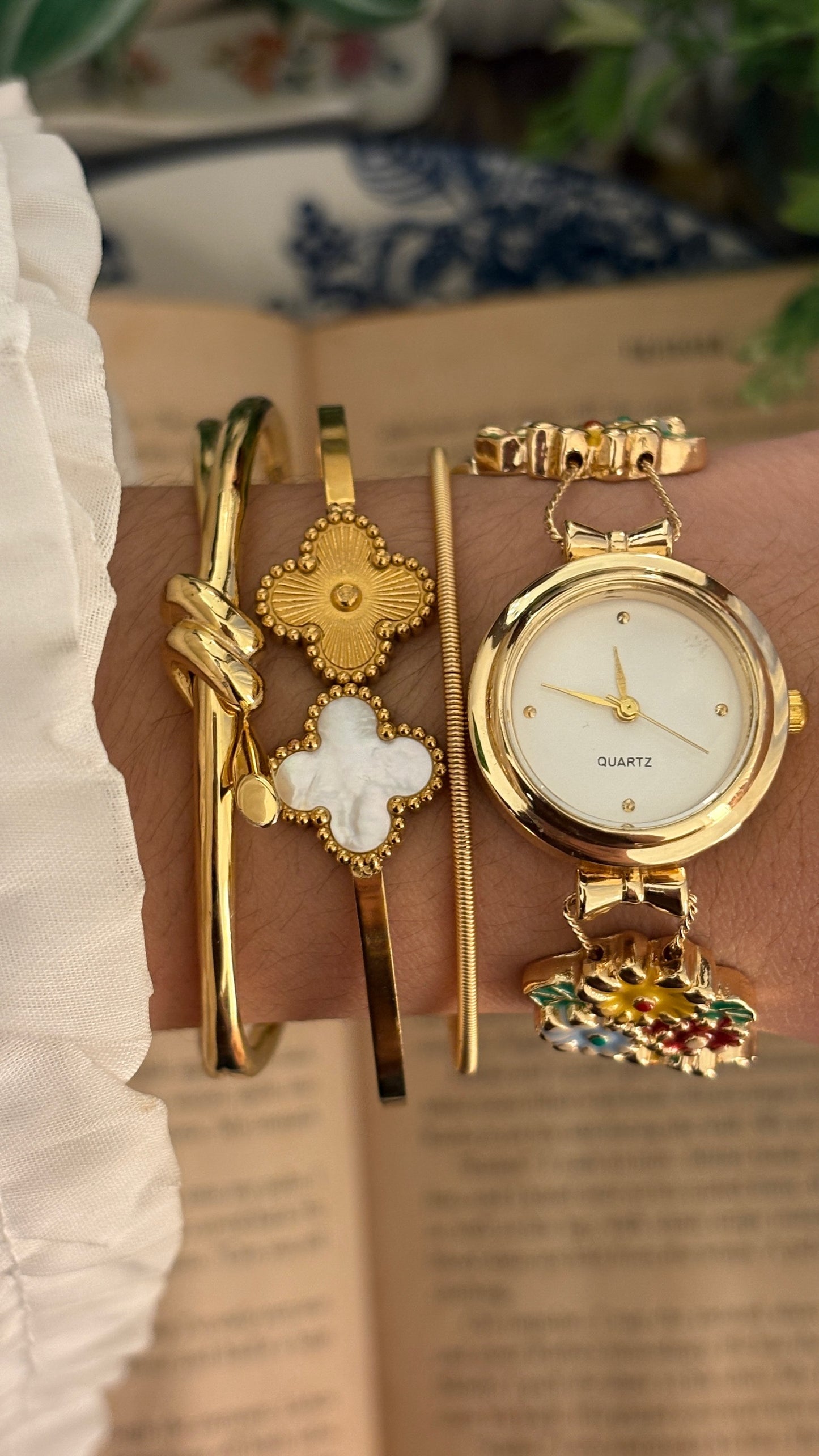 Vintage Floral Bracelet Watch in Gold Tone Quartz