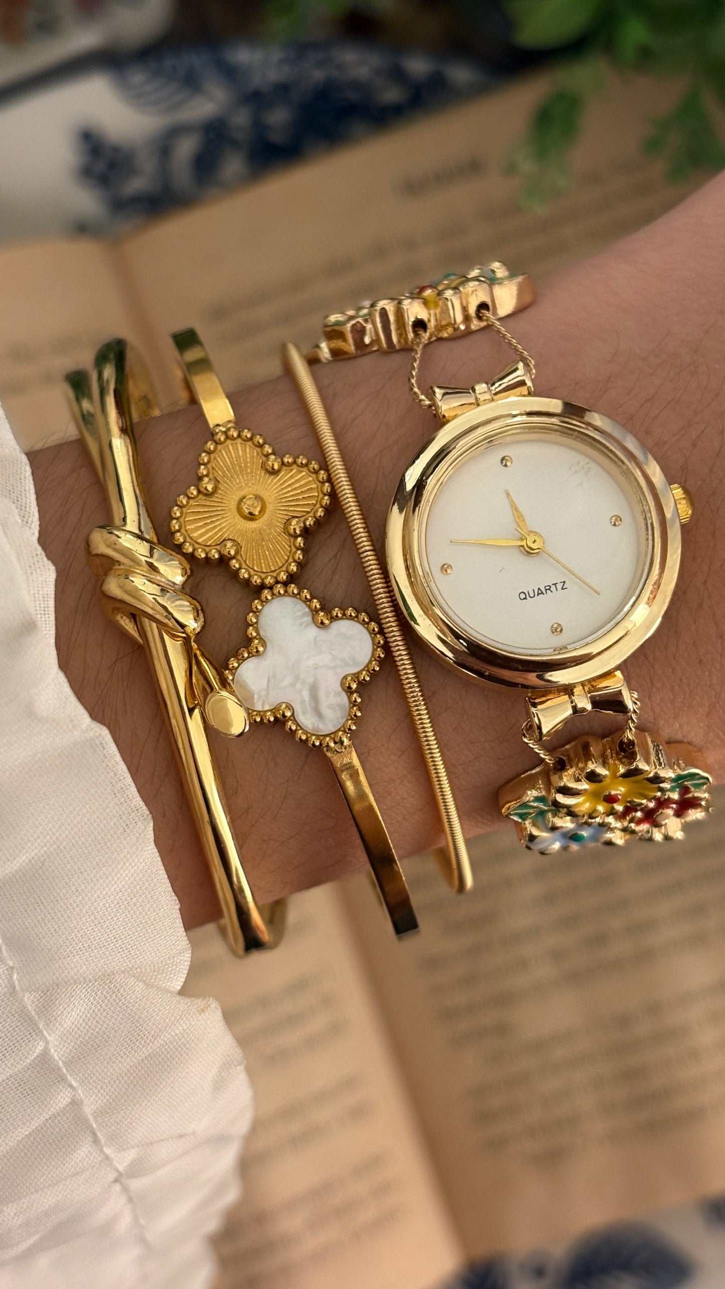Vintage Floral Bracelet Watch in Gold Tone Quartz