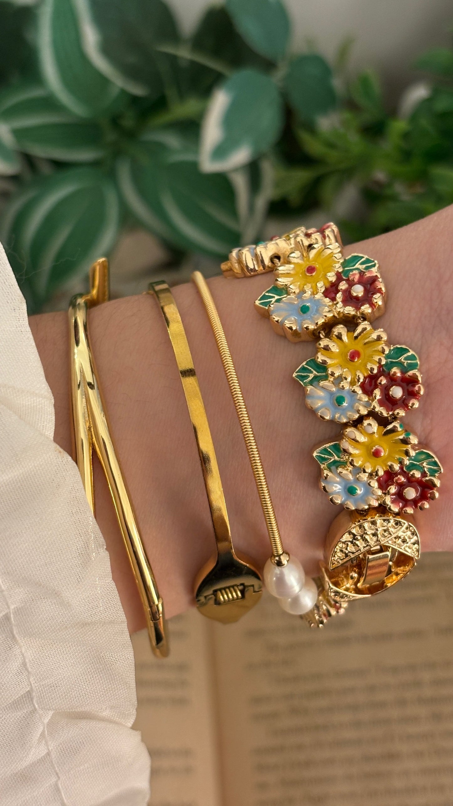 Vintage Floral Bracelet Watch in Gold Tone Quartz