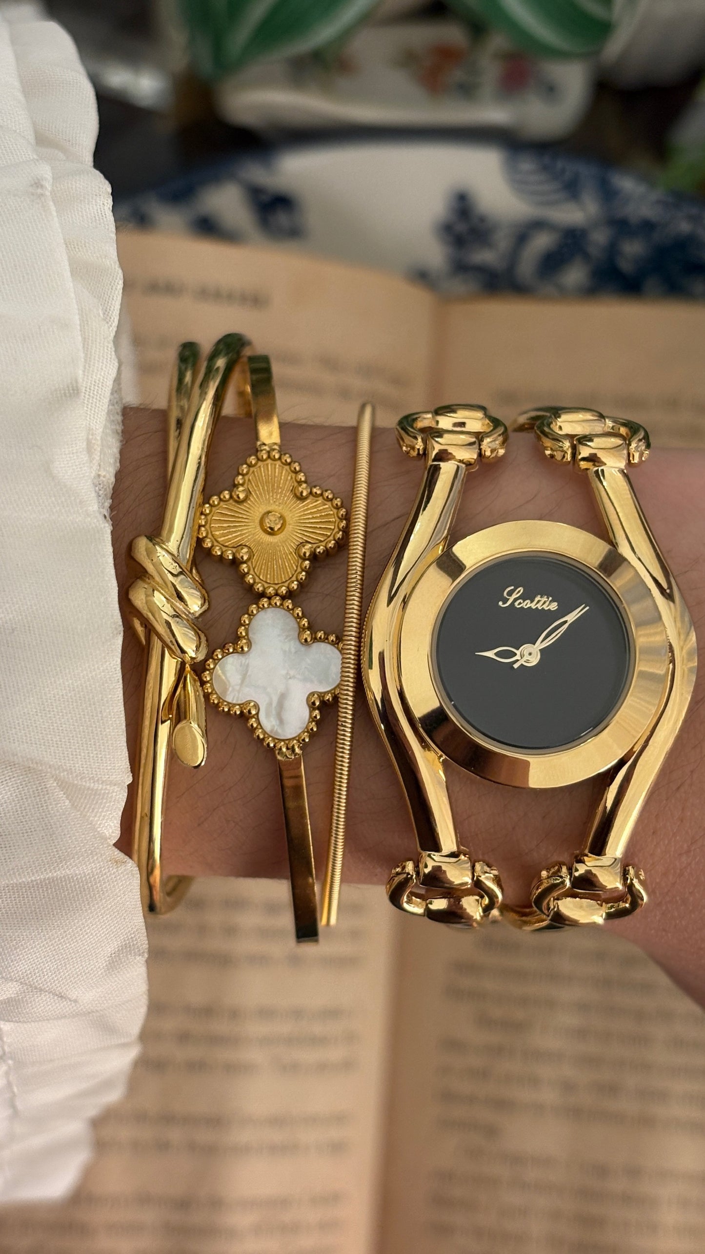 Vintage Scottie Horsebit Black Dial Bracelet Watch in Gold Tone Quartz