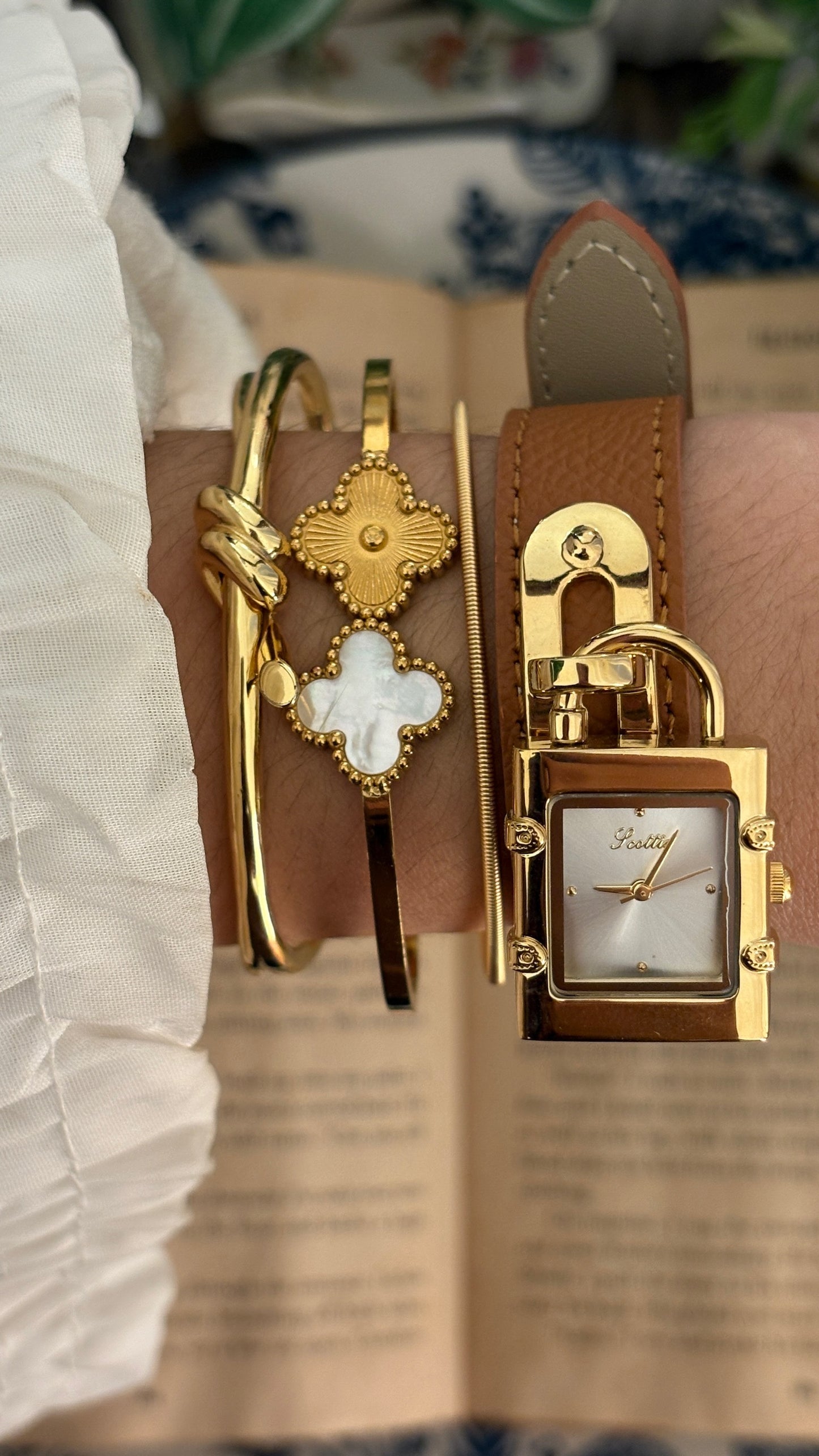 Rare Vintage Scottie Hanging Lock Bracelet Watch in Brown Leather Quartz