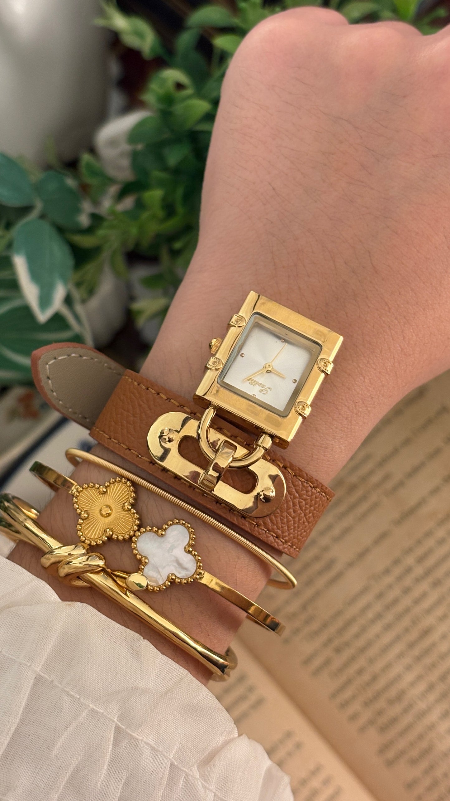 Rare Vintage Scottie Hanging Lock Bracelet Watch in Brown Leather Quartz