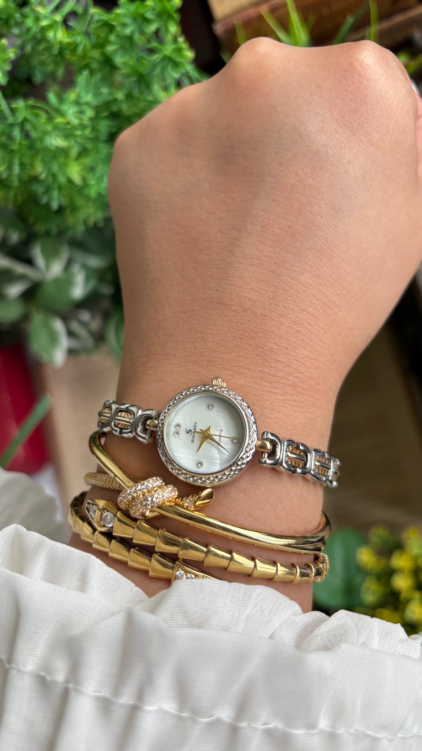Vintage Swingy Watch in Two-Tone Pearl Dial