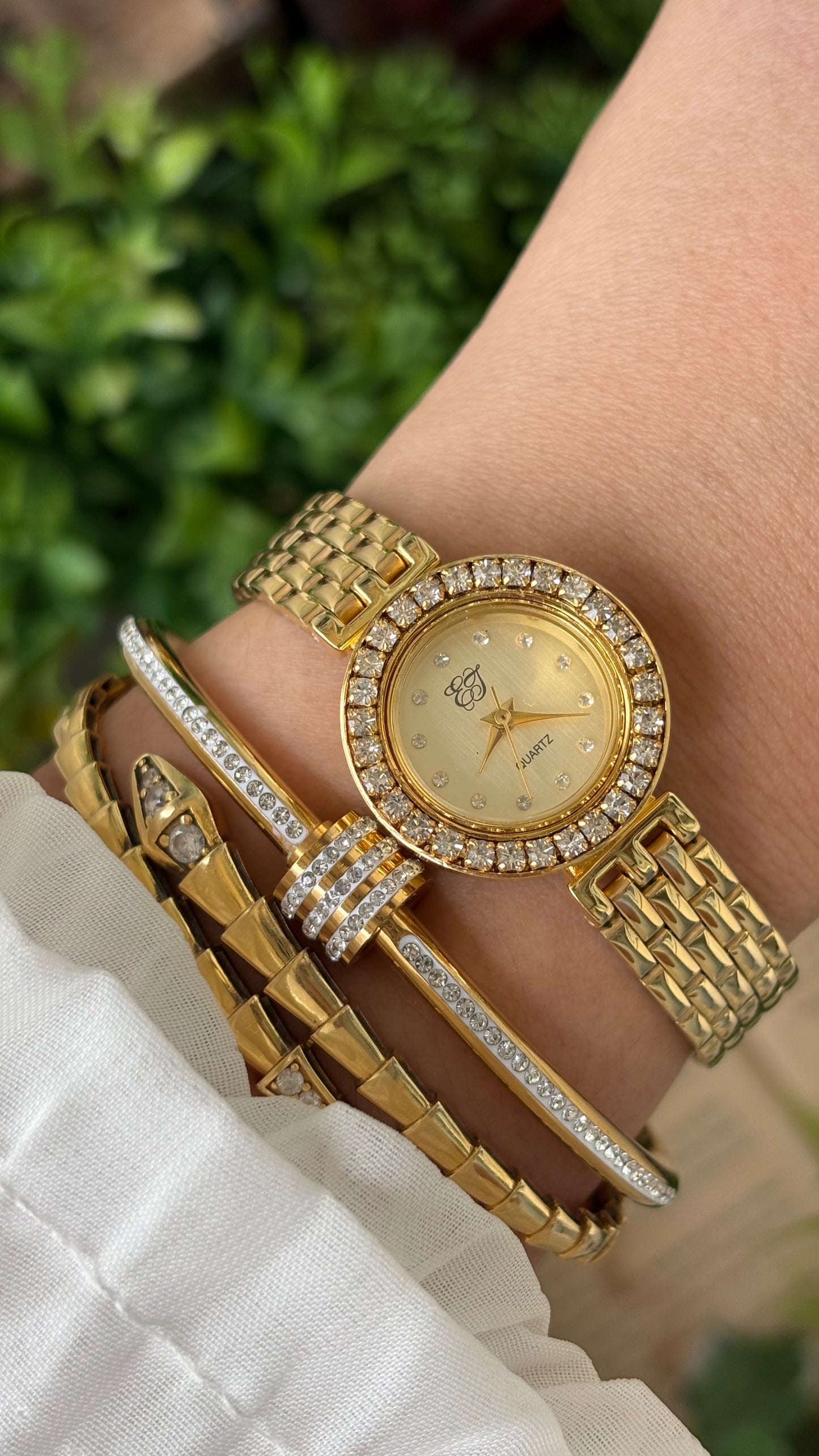 Rare Vintage Elizabeth Taylor Interchangeable Rhinestone Bezel (Watch only) in Gold Tone Quartz #00219