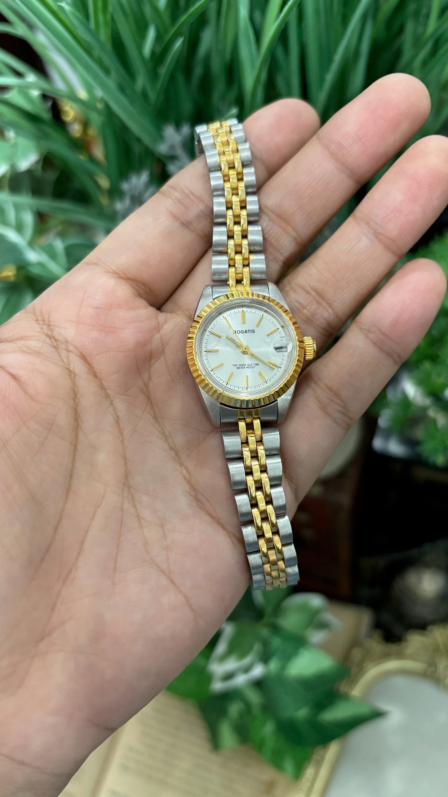 Vintage Rogatis Fluted Bezel with Date Window Classic Watch in Two-Tone Quartz