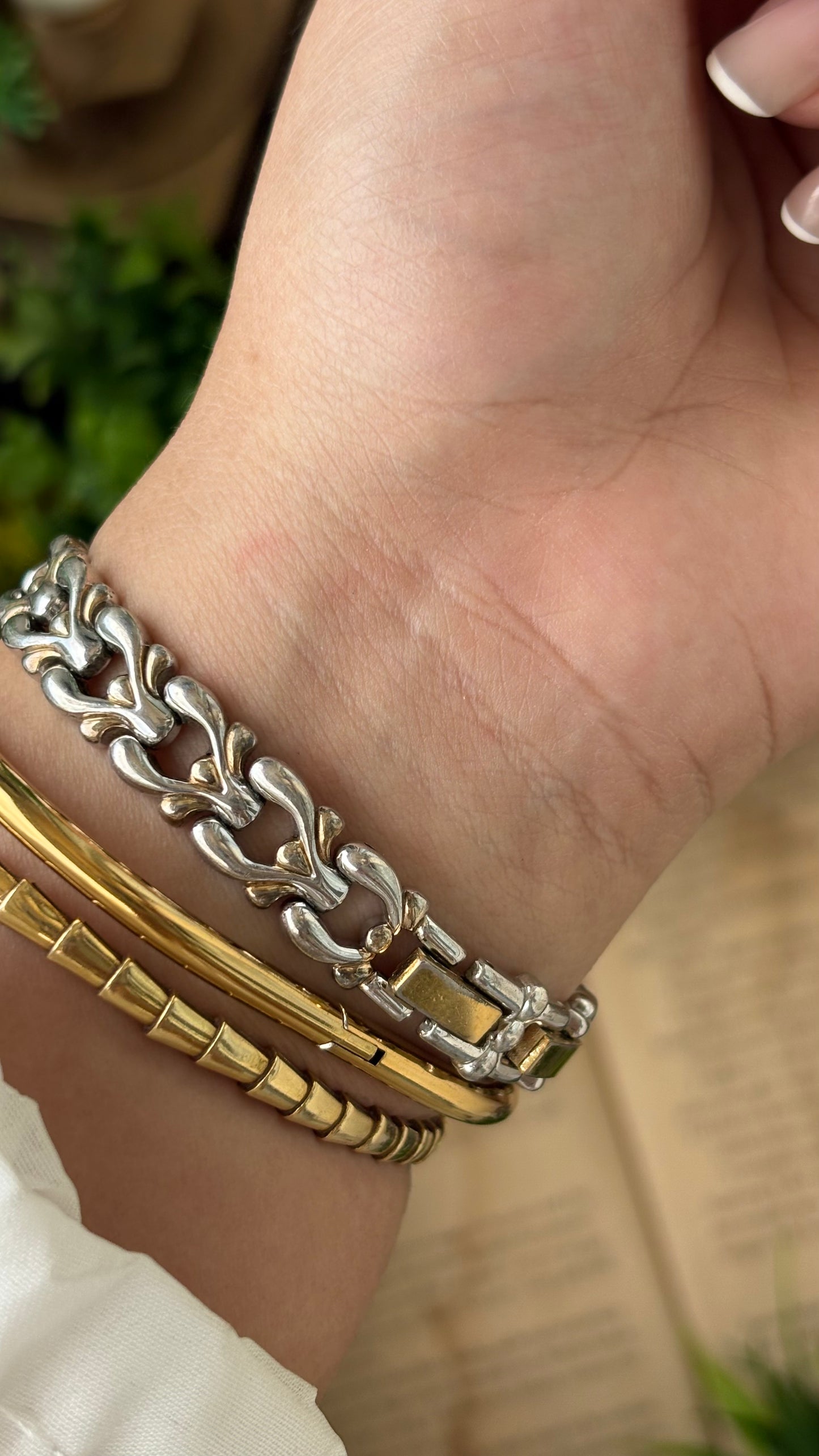 Rare Vintage Armitron Now Shell Embossed Dial Watch with Diamond Quartz #00271