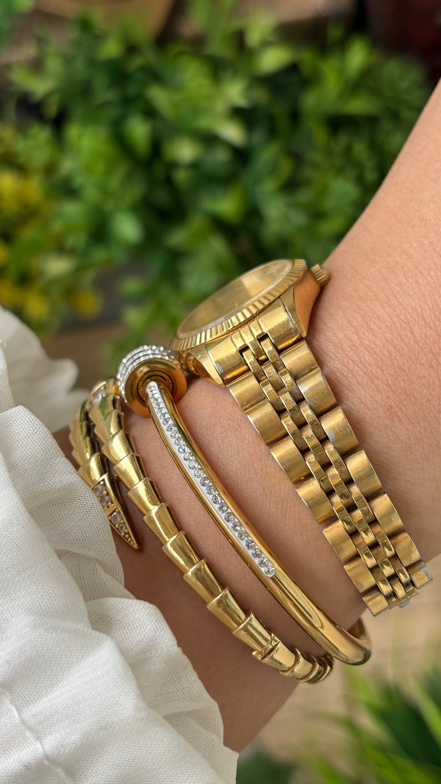 Rare Vintage Helbros Fluted Bezel with Date Window Watch in Gold Tone Quartz #00210