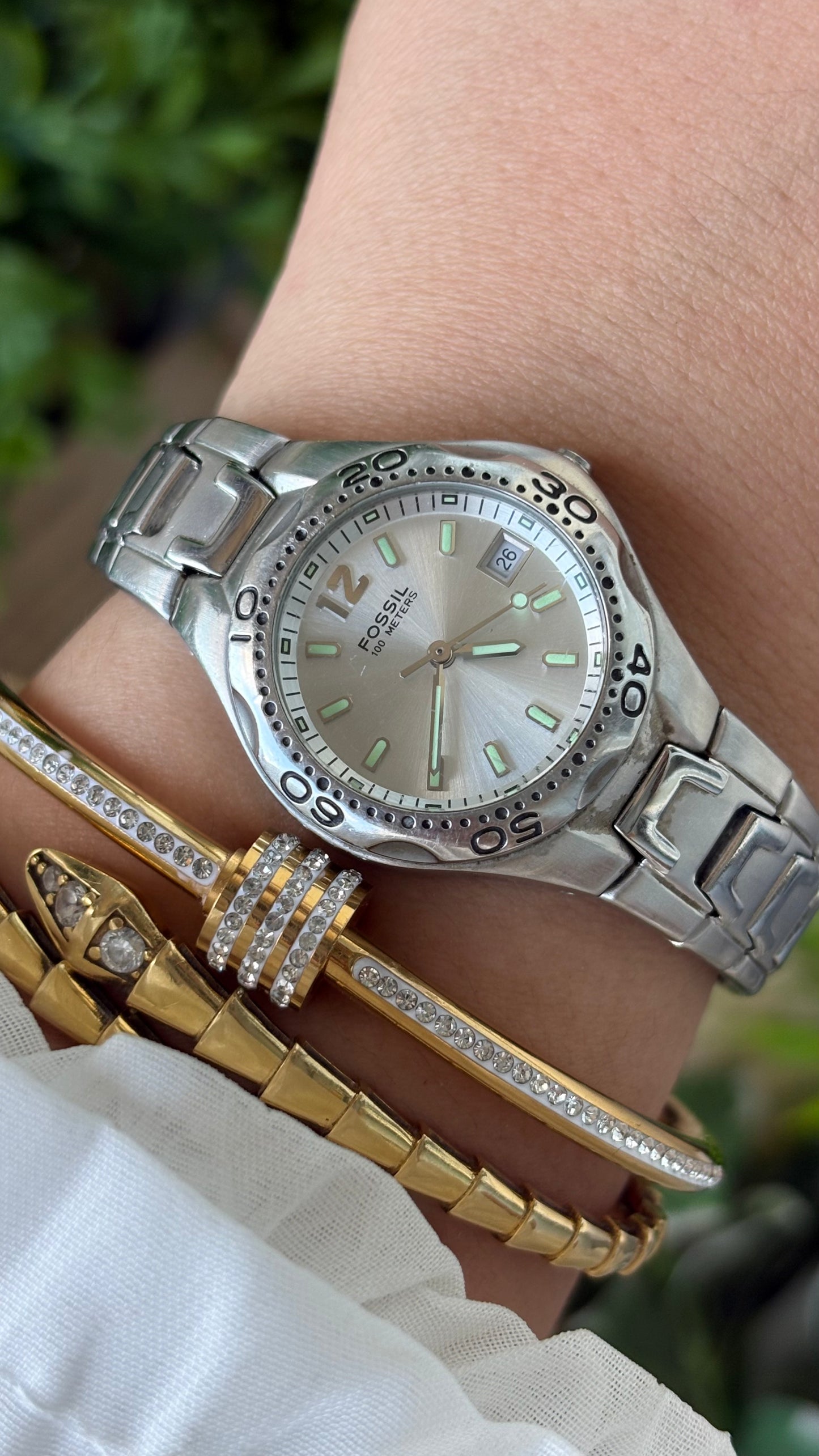 Vintage Fossil Blue Date Window Sports Watch in Silver Tone Quartz #00216