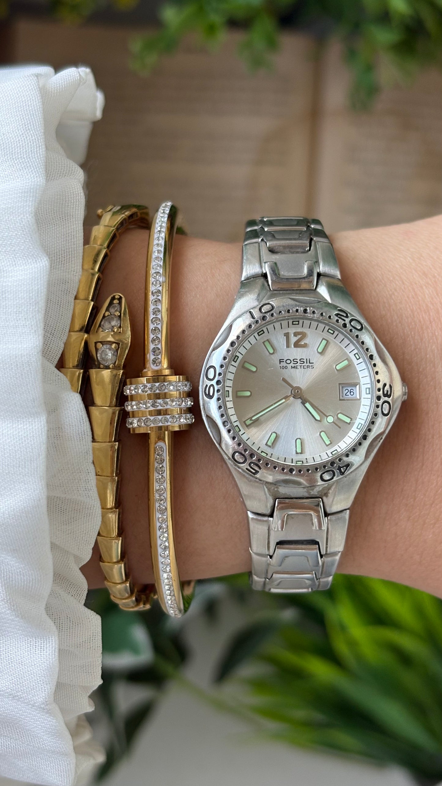 Vintage Fossil Blue Date Window Sports Watch in Silver Tone Quartz #00216