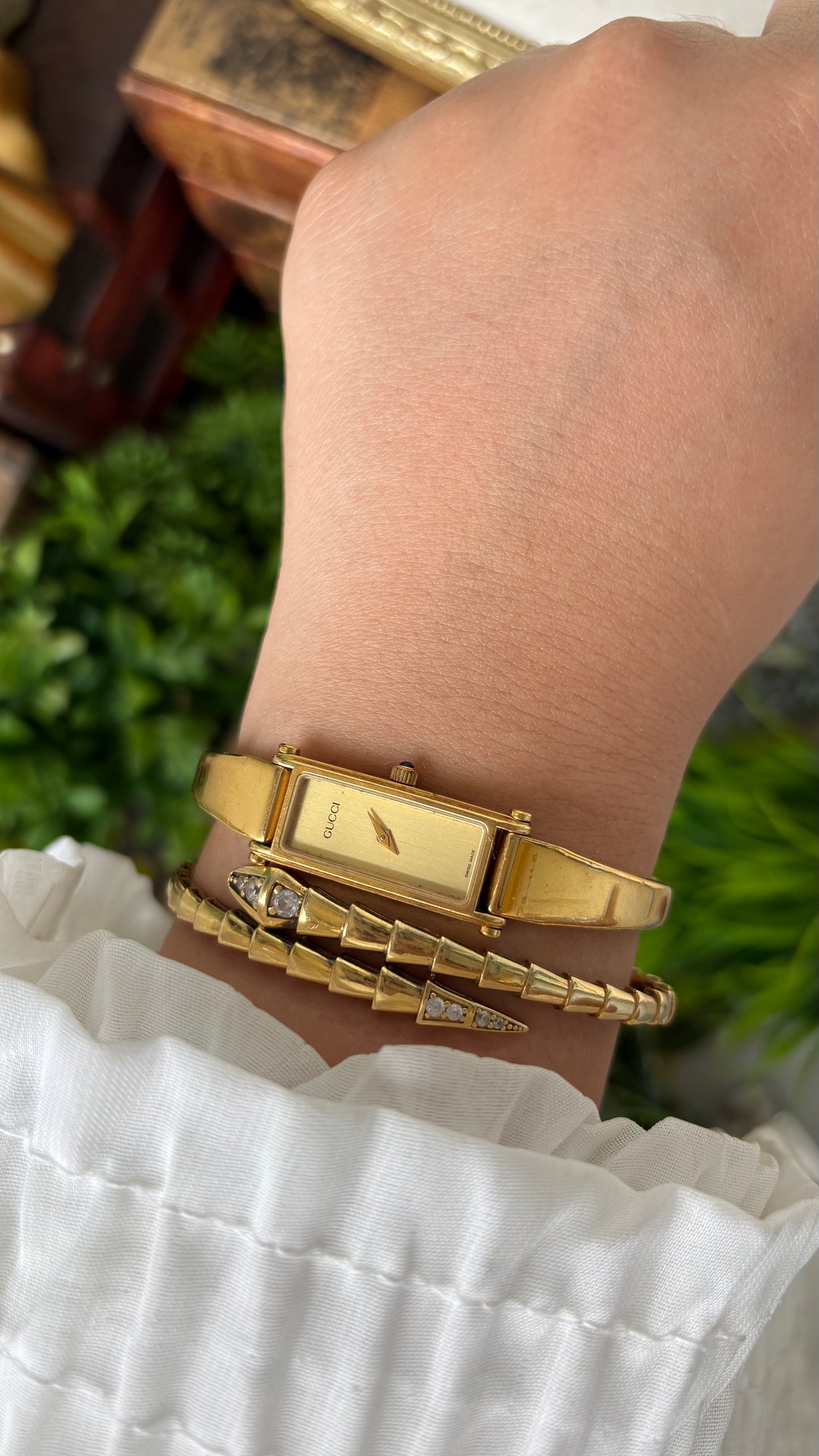 Vintage Gucci Swiss 1500L Bangle Watch in Gold Tone Gold Dial Quartz #00619