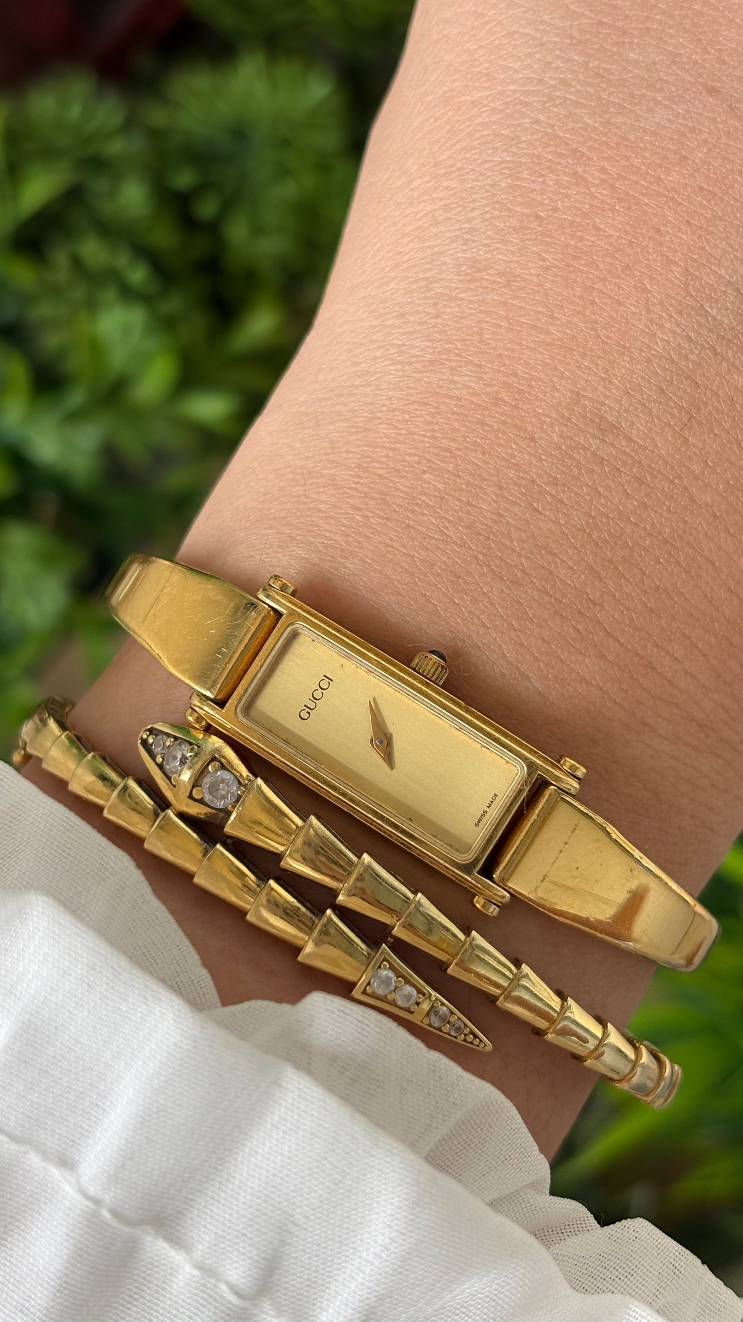 Vintage Gucci Swiss 1500L Bangle Watch in Gold Tone Gold Dial Quartz #00619