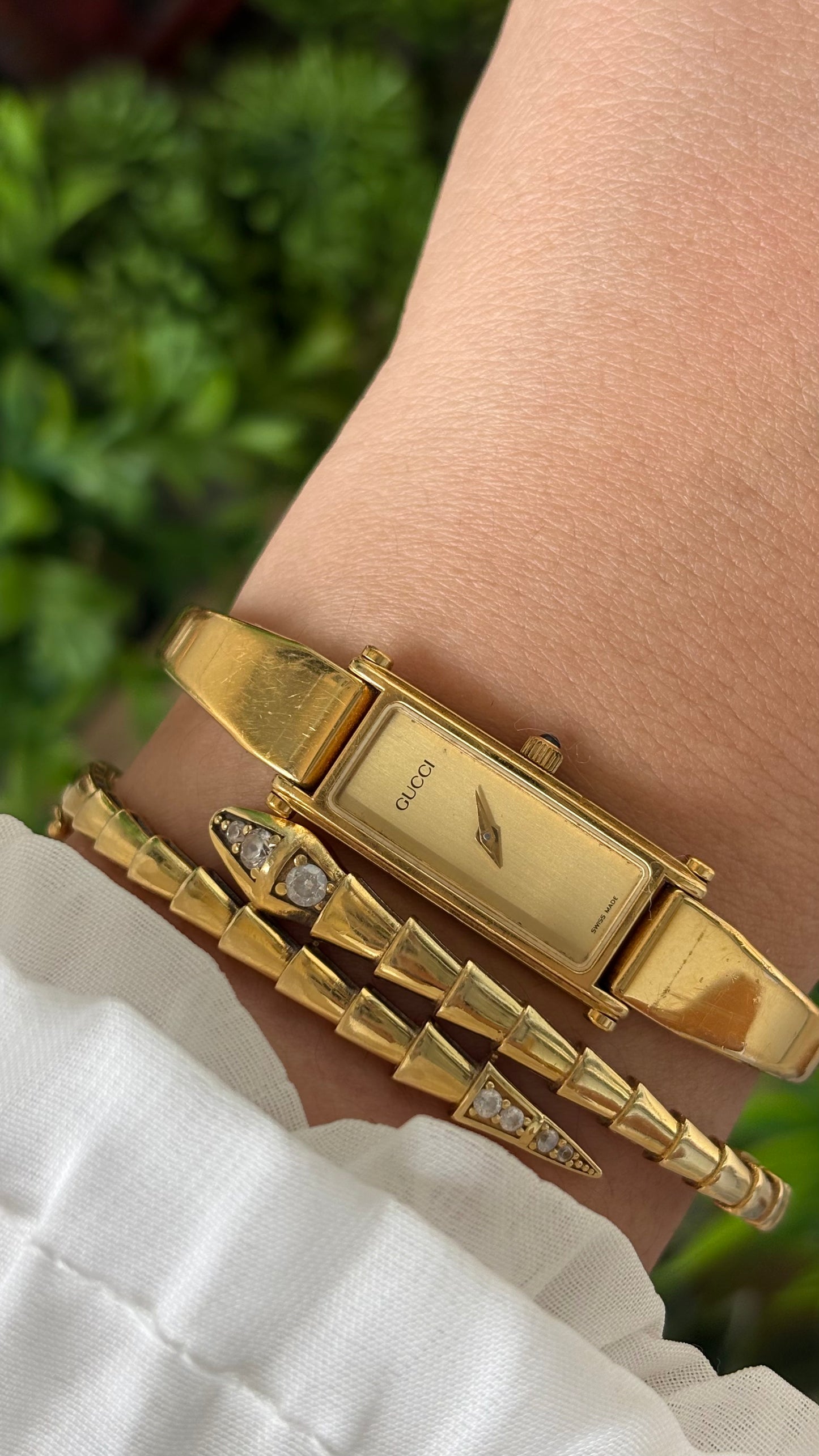 Vintage Gucci Swiss 1500L Bangle Watch in Gold Tone Gold Dial Quartz #00619