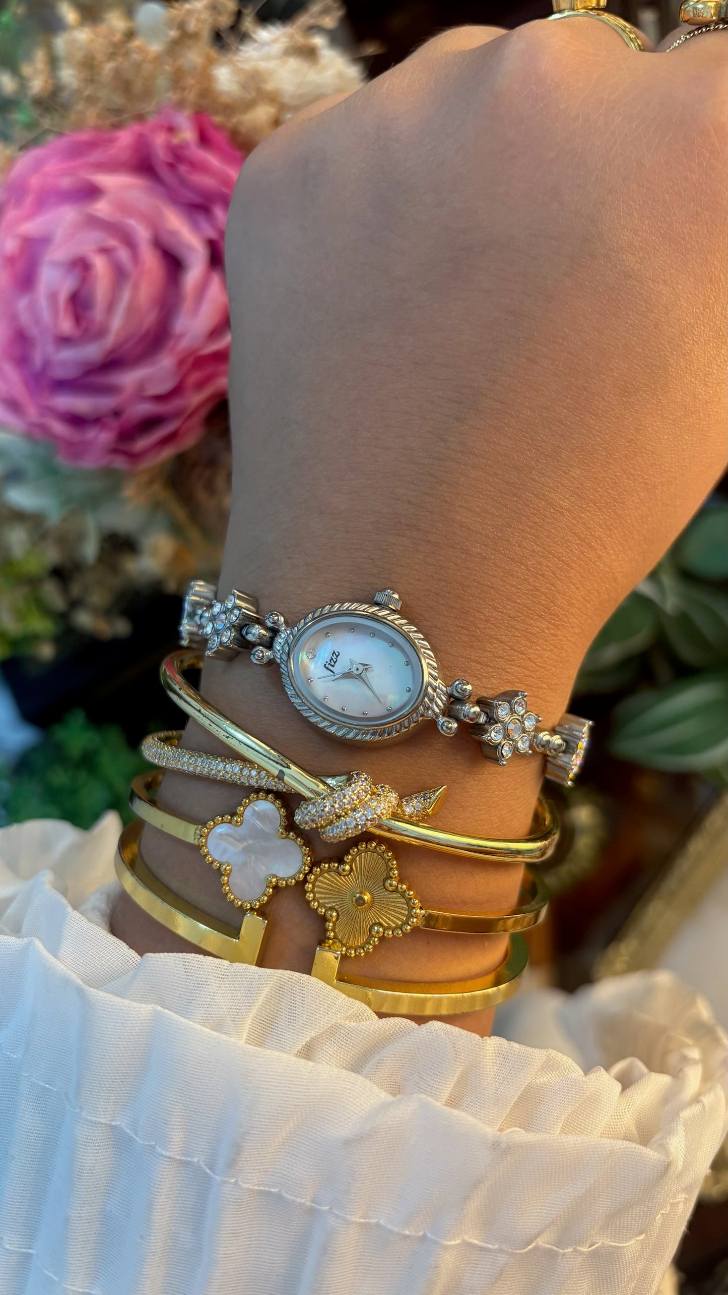 Rare Dainty Vintage Fizz Flower Bracelet Watch in Silver Tone Mother of Pearl Dial Quartz