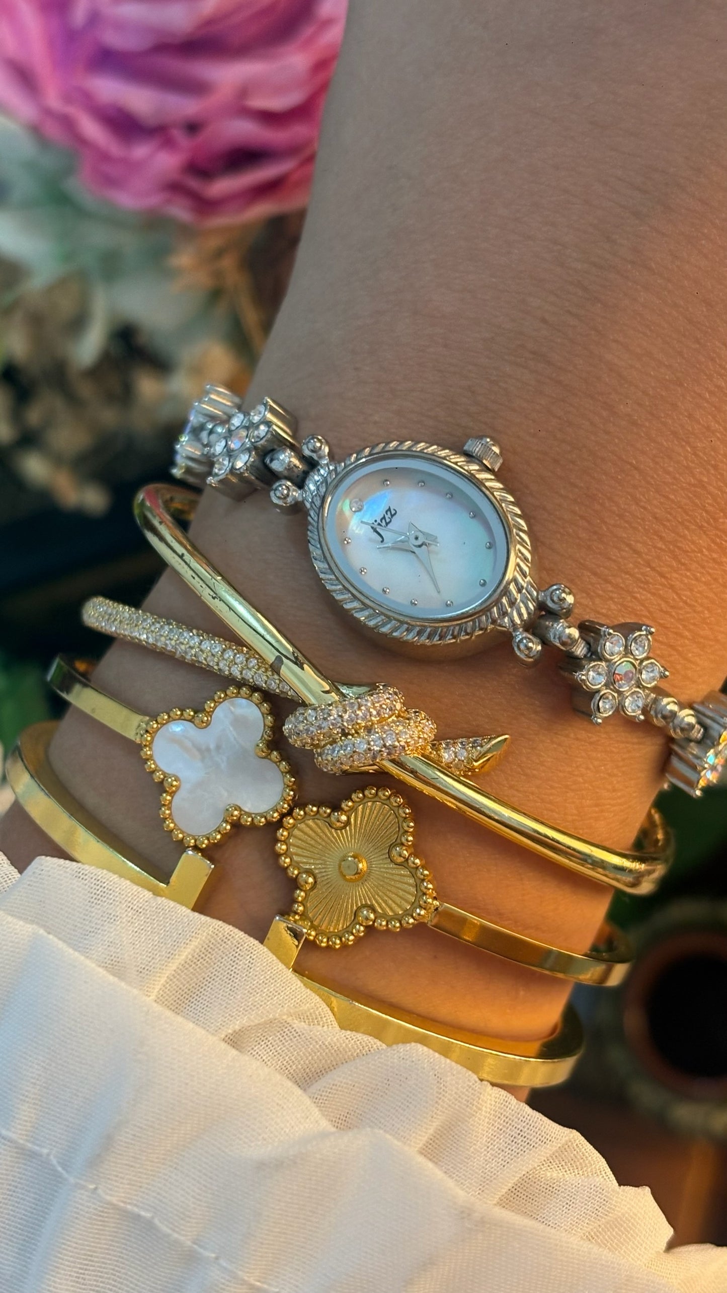 Rare Dainty Vintage Fizz Flower Bracelet Watch in Silver Tone Mother of Pearl Dial Quartz