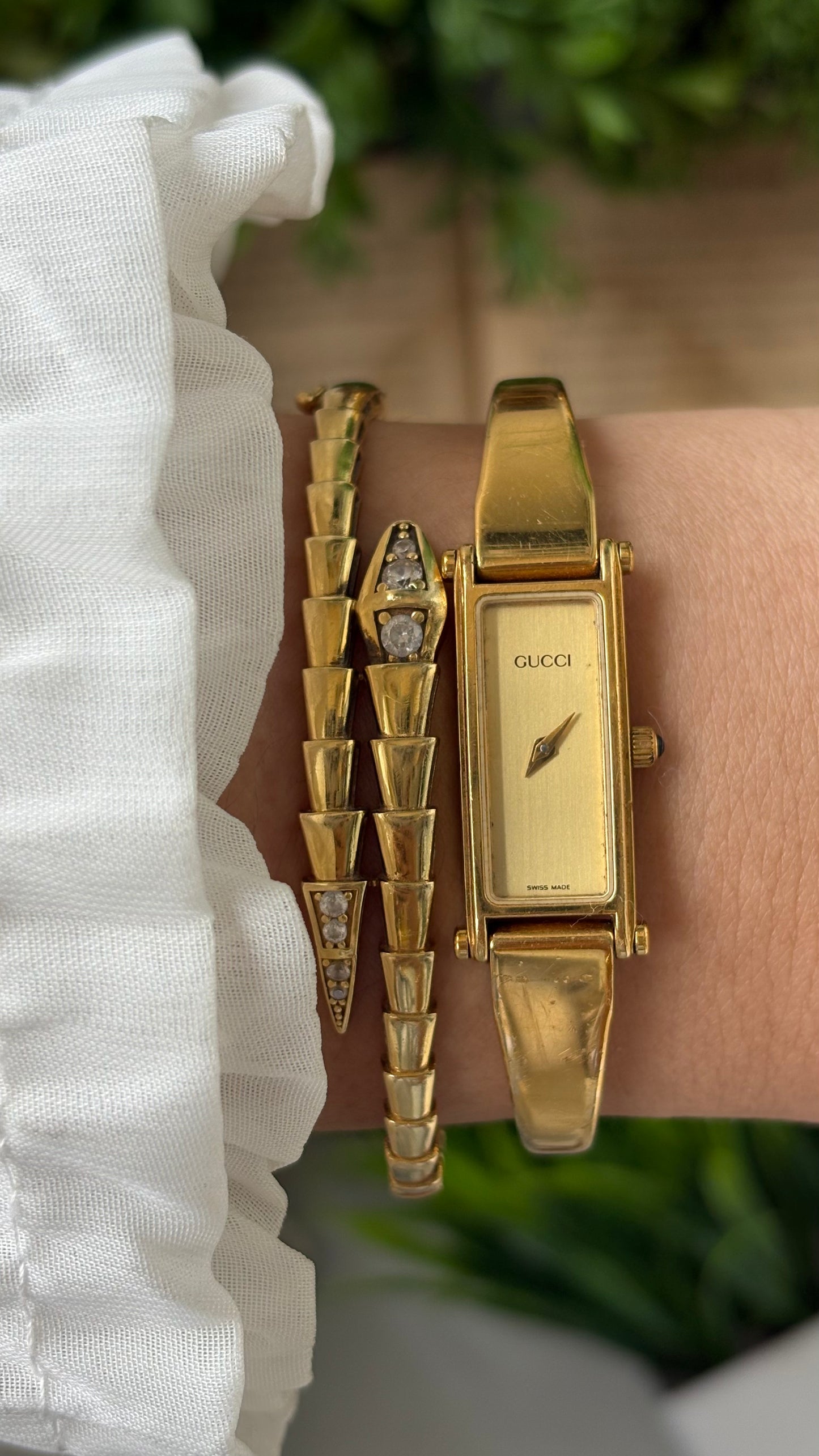 Vintage Gucci Swiss 1500L Bangle Watch in Gold Tone Gold Dial Quartz #00619