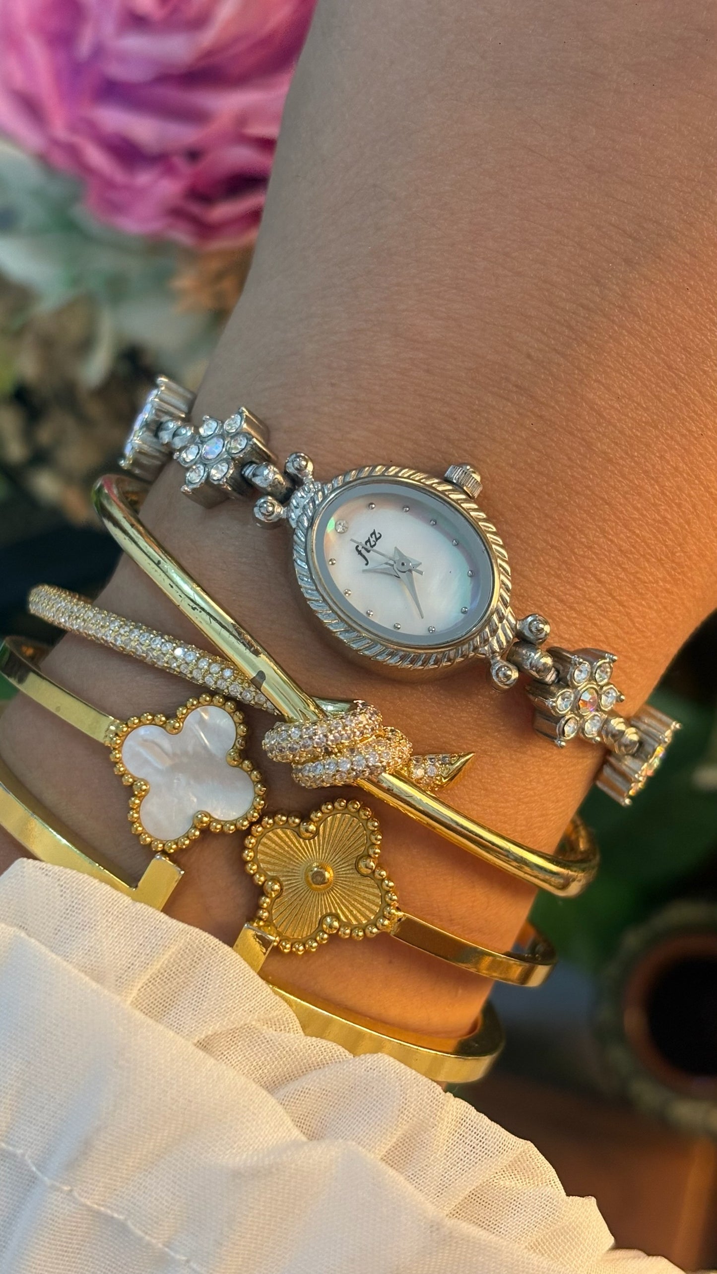 Rare Dainty Vintage Fizz Flower Bracelet Watch in Silver Tone Mother of Pearl Dial Quartz