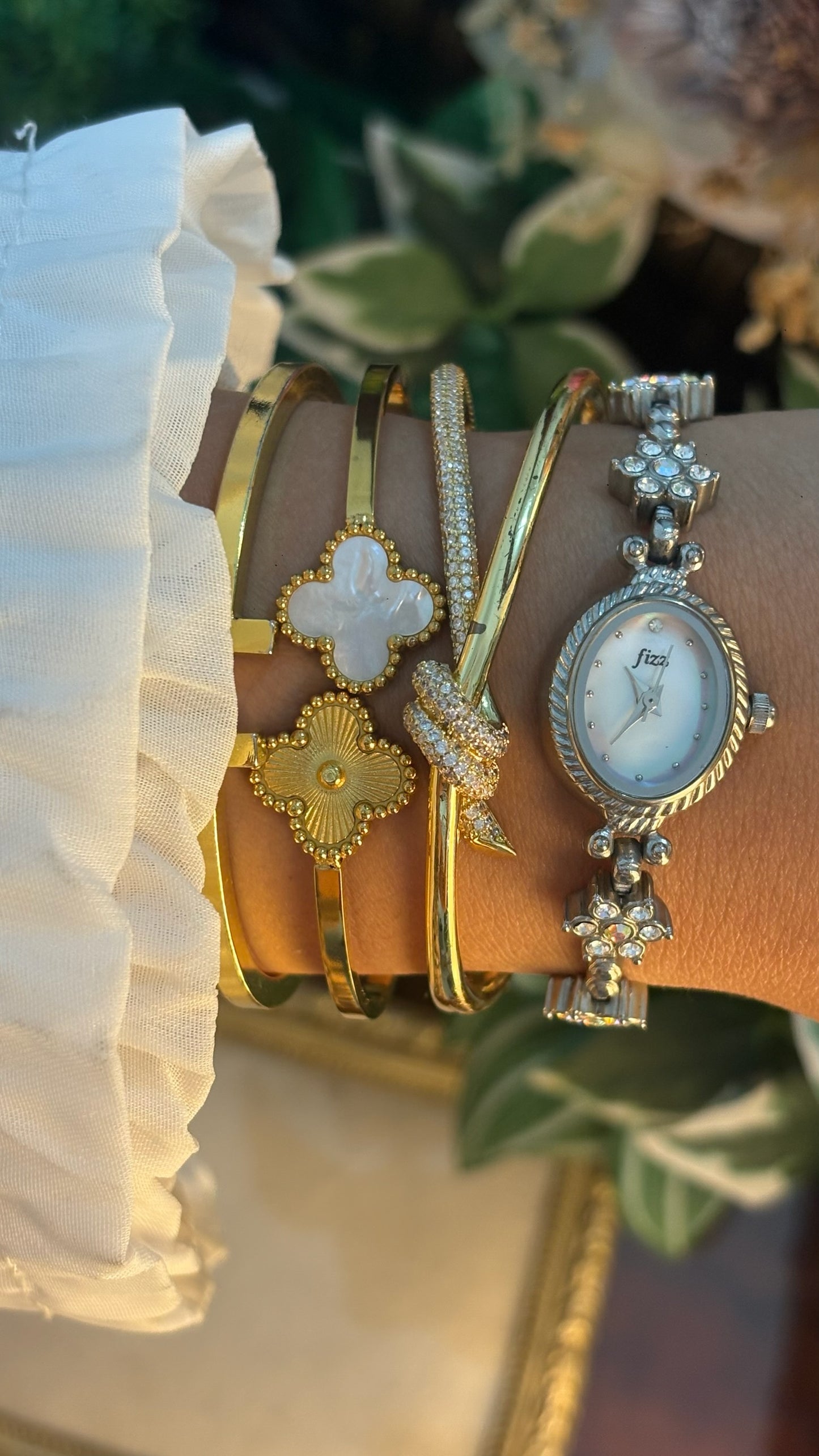 Rare Dainty Vintage Fizz Flower Bracelet Watch in Silver Tone Mother of Pearl Dial Quartz